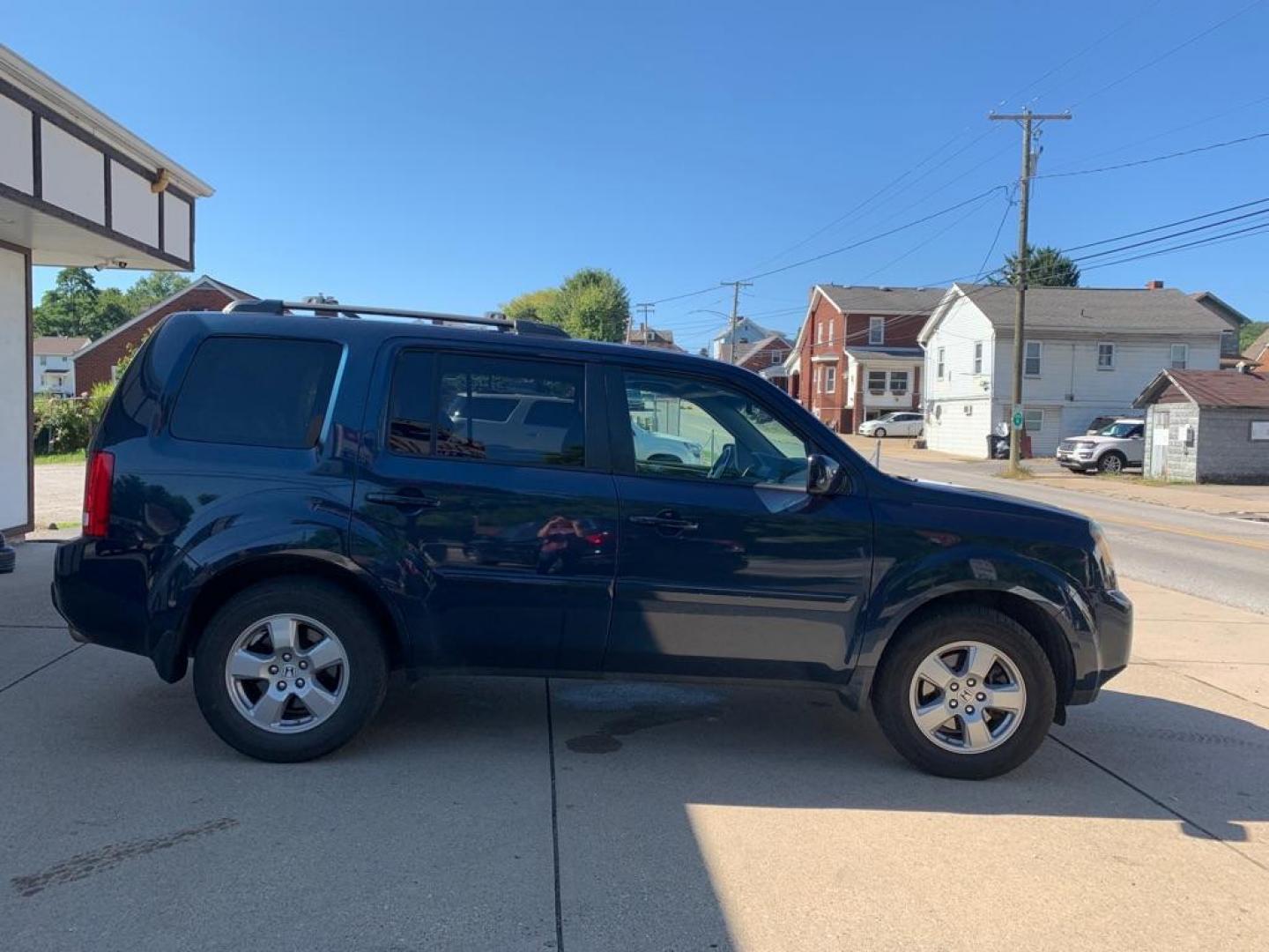 2011 BLUE HONDA PILOT EXL (5FNYF4H57BB) with an 3.5L engine, Automatic transmission, located at 503 First Street, Canonsburg, PA, 15317, (724) 745-0566, 40.266006, -80.178413 - Photo#5