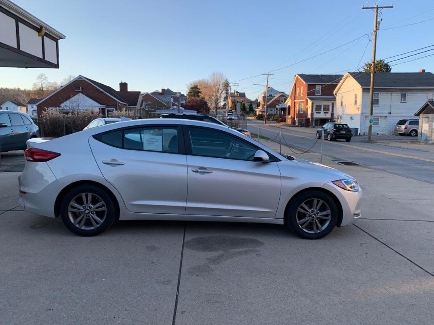 2017 SILVER HYUNDAI ELANTRA SE (5NPD84LF4HH) with an 2.0L engine, Automatic transmission, located at 503 First Street, Canonsburg, PA, 15317, (724) 745-0566, 40.266006, -80.178413 - CARFAX AVAILABLE! SUNROOF, BACK UP CAMERA, AM/FM/SIRIUS XM/AUX/USB, HEATED SEATS, HANDS FREE CALLING WITH CONTROLS ON STEERING WHEEL, POWER SIDE MIRRORS WITH BLIND SPOT INDICATORS, POWER DRIVER'S SEAT, UNIVERSAL GARAGE DOOR OPENER WE FINANCE! FAST AND EASY APPROVALS! CALL US OR APPLY ONLINE: 724 - Photo#5