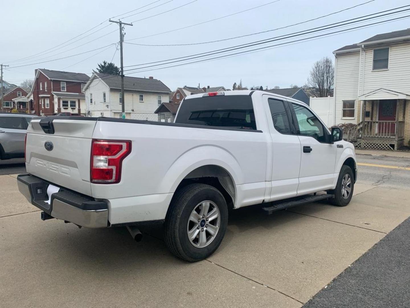 2018 WHITE FORD F150 SUPER CAB (1FTEX1C51JK) with an 5.0L engine, Automatic transmission, located at 503 First Street, Canonsburg, PA, 15317, (724) 745-0566, 40.266006, -80.178413 - Photo#4