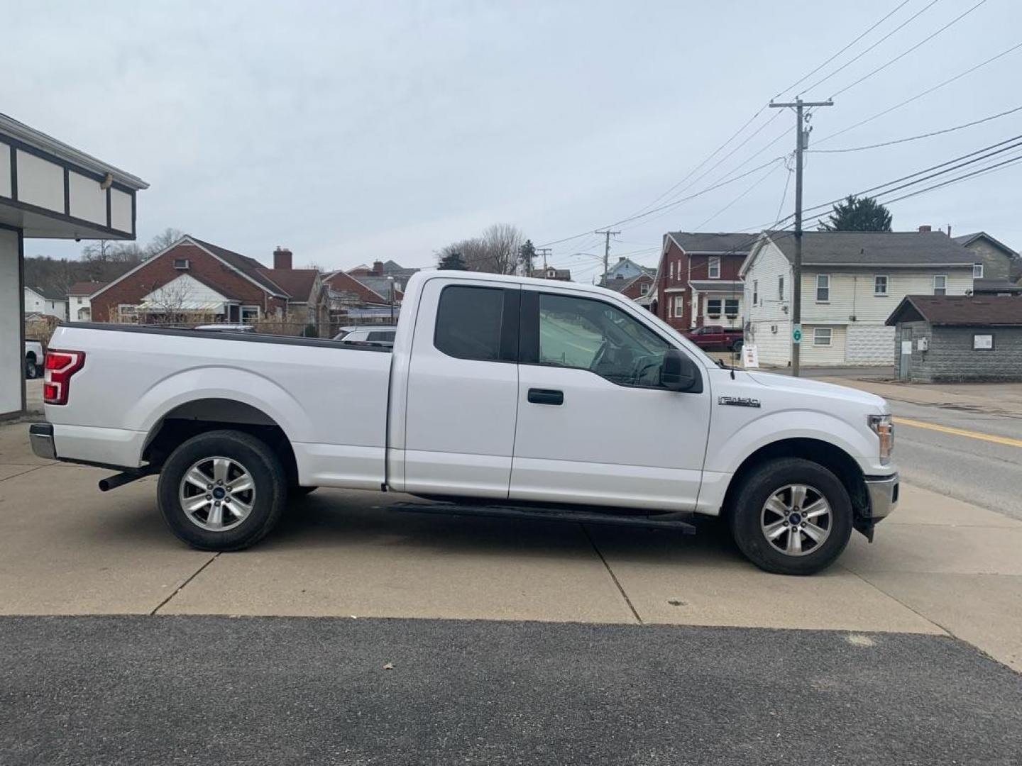 2018 WHITE FORD F150 SUPER CAB (1FTEX1C51JK) with an 5.0L engine, Automatic transmission, located at 503 First Street, Canonsburg, PA, 15317, (724) 745-0566, 40.266006, -80.178413 - Photo#5