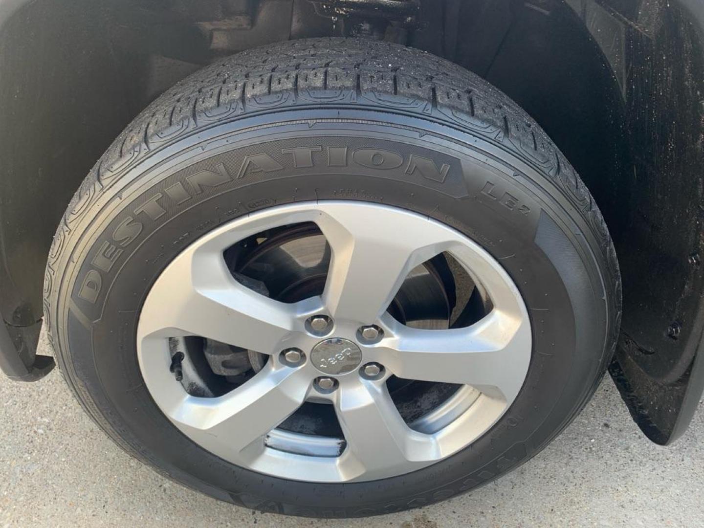 2018 SILVER JEEP COMPASS LATITUDE (3C4NJDBB2JT) with an 2.4L engine, Automatic transmission, located at 503 First Street, Canonsburg, PA, 15317, (724) 745-0566, 40.266006, -80.178413 - Photo#9