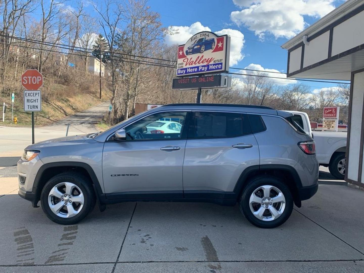 2018 SILVER JEEP COMPASS LATITUDE (3C4NJDBB2JT) with an 2.4L engine, Automatic transmission, located at 503 First Street, Canonsburg, PA, 15317, (724) 745-0566, 40.266006, -80.178413 - Photo#1