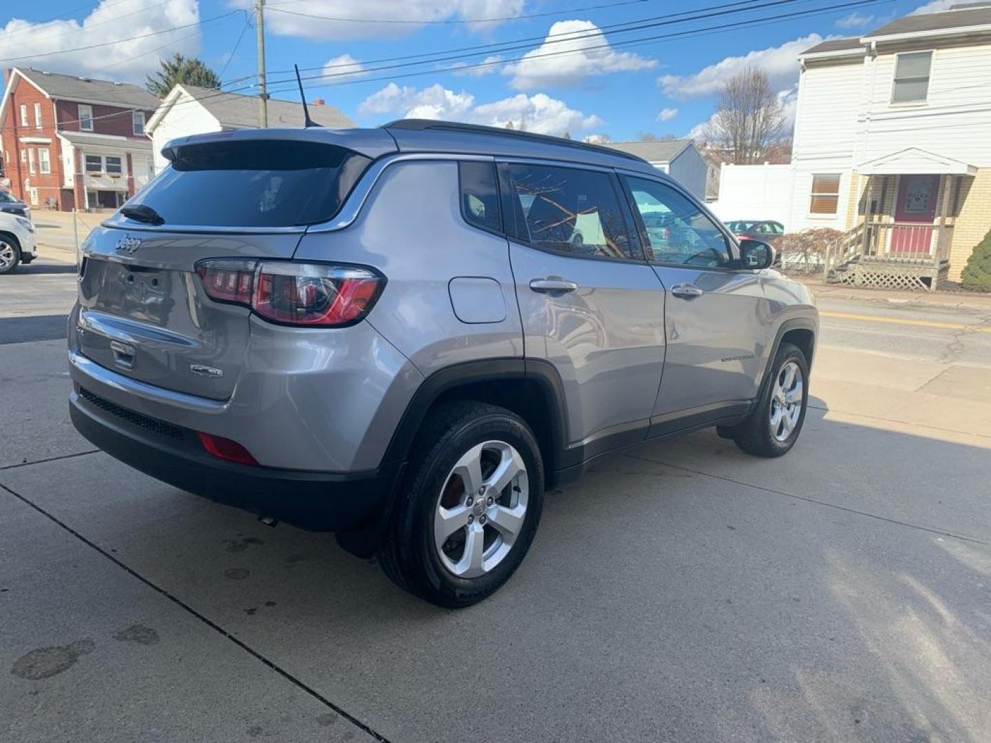 2018 SILVER JEEP COMPASS LATITUDE (3C4NJDBB2JT) with an 2.4L engine, Automatic transmission, located at 503 First Street, Canonsburg, PA, 15317, (724) 745-0566, 40.266006, -80.178413 - Photo#4