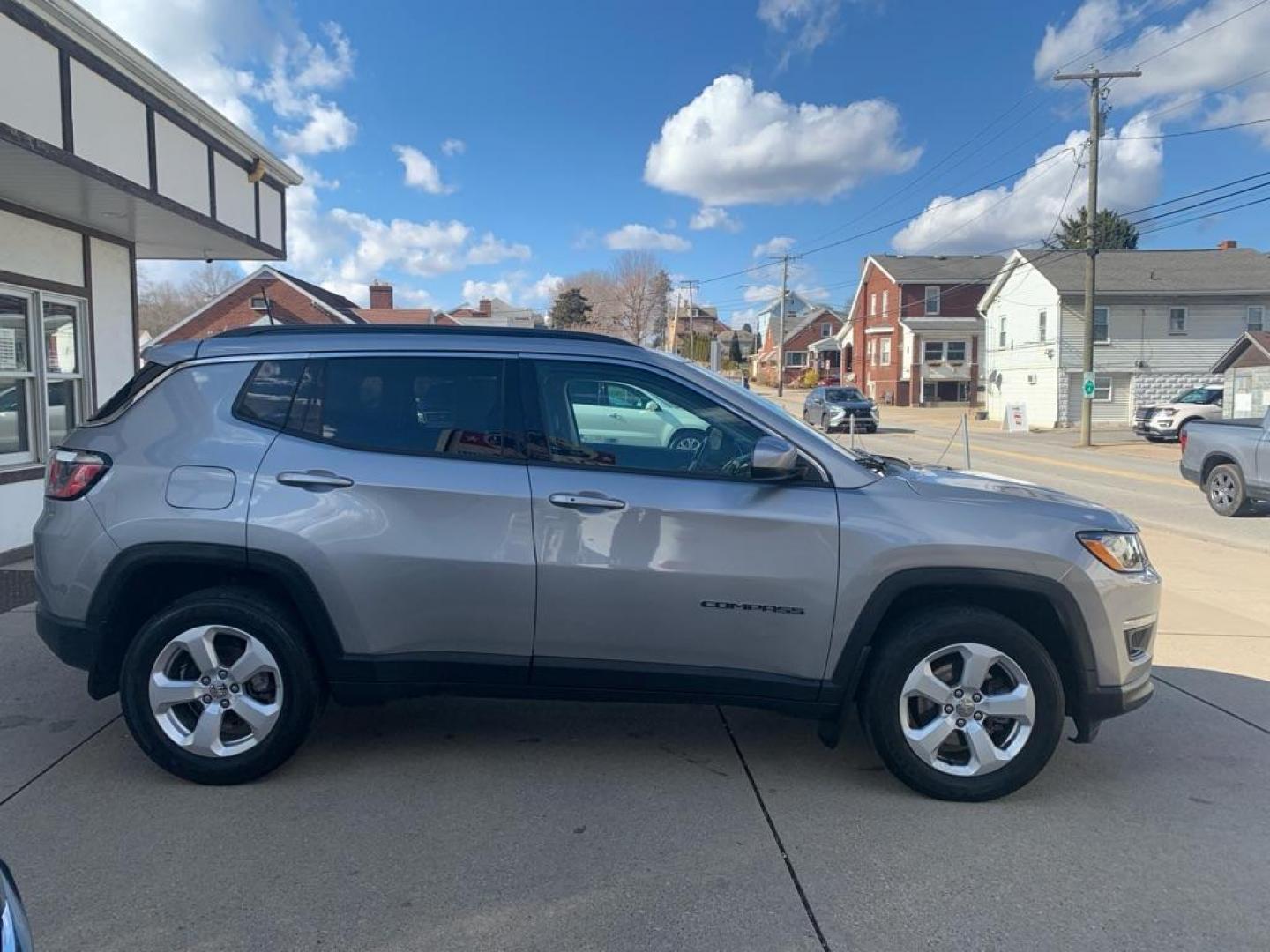 2018 SILVER JEEP COMPASS LATITUDE (3C4NJDBB2JT) with an 2.4L engine, Automatic transmission, located at 503 First Street, Canonsburg, PA, 15317, (724) 745-0566, 40.266006, -80.178413 - Photo#5