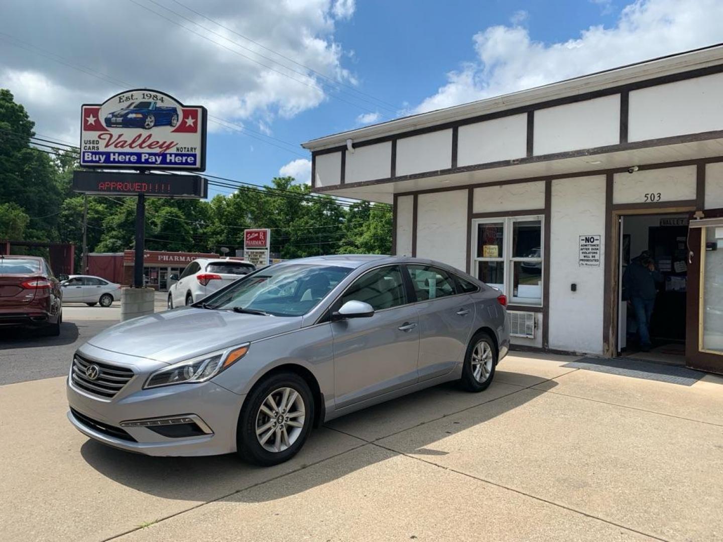 2015 GRAY HYUNDAI SONATA SE (5NPE24AFXFH) with an 2.4L engine, Automatic transmission, located at 503 First Street, Canonsburg, PA, 15317, (724) 745-0566, 40.266006, -80.178413 - Photo#0