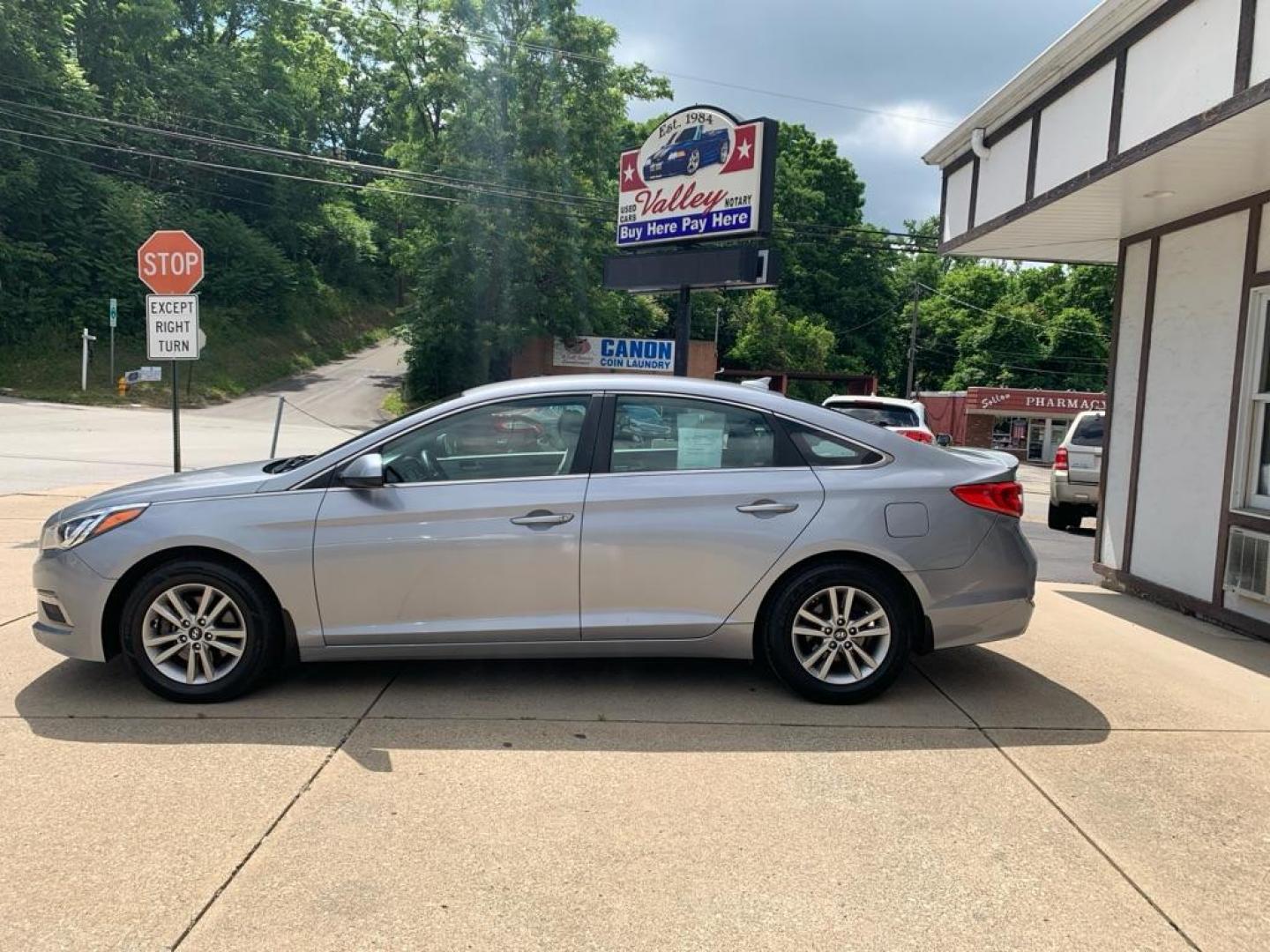 2015 GRAY HYUNDAI SONATA SE (5NPE24AFXFH) with an 2.4L engine, Automatic transmission, located at 503 First Street, Canonsburg, PA, 15317, (724) 745-0566, 40.266006, -80.178413 - Photo#1