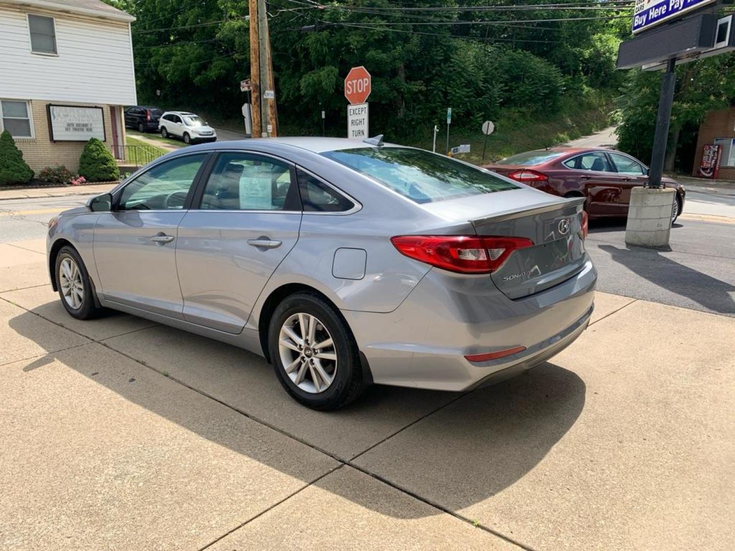 2015 GRAY HYUNDAI SONATA SE (5NPE24AFXFH) with an 2.4L engine, Automatic transmission, located at 503 First Street, Canonsburg, PA, 15317, (724) 745-0566, 40.266006, -80.178413 - Photo#2