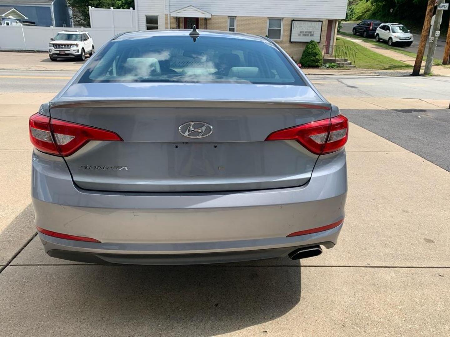 2015 GRAY HYUNDAI SONATA SE (5NPE24AFXFH) with an 2.4L engine, Automatic transmission, located at 503 First Street, Canonsburg, PA, 15317, (724) 745-0566, 40.266006, -80.178413 - Photo#3