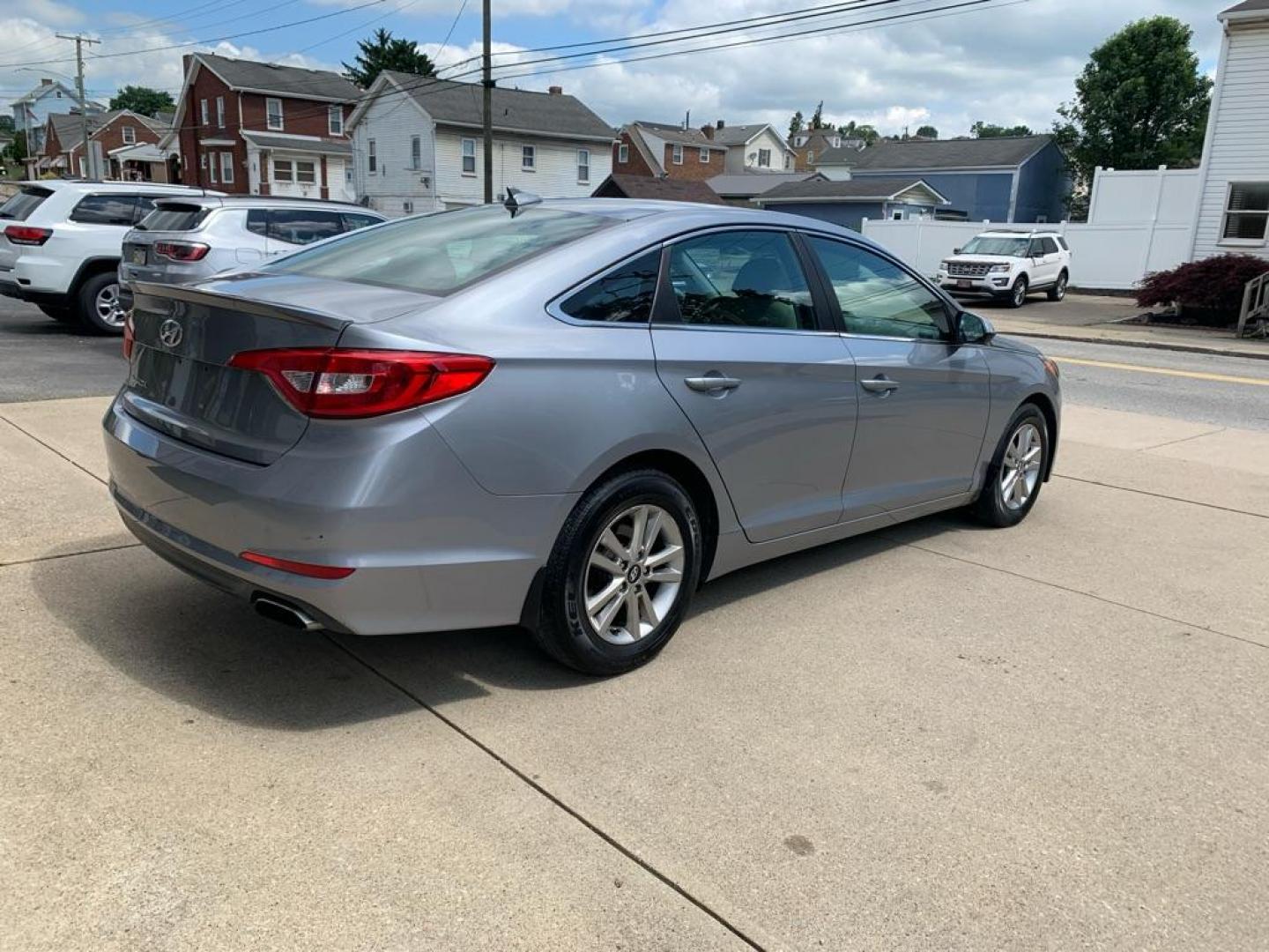 2015 GRAY HYUNDAI SONATA SE (5NPE24AFXFH) with an 2.4L engine, Automatic transmission, located at 503 First Street, Canonsburg, PA, 15317, (724) 745-0566, 40.266006, -80.178413 - Photo#4