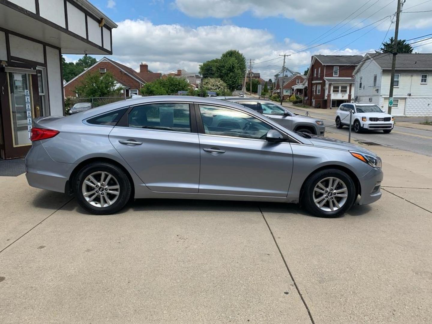 2015 GRAY HYUNDAI SONATA SE (5NPE24AFXFH) with an 2.4L engine, Automatic transmission, located at 503 First Street, Canonsburg, PA, 15317, (724) 745-0566, 40.266006, -80.178413 - Photo#5