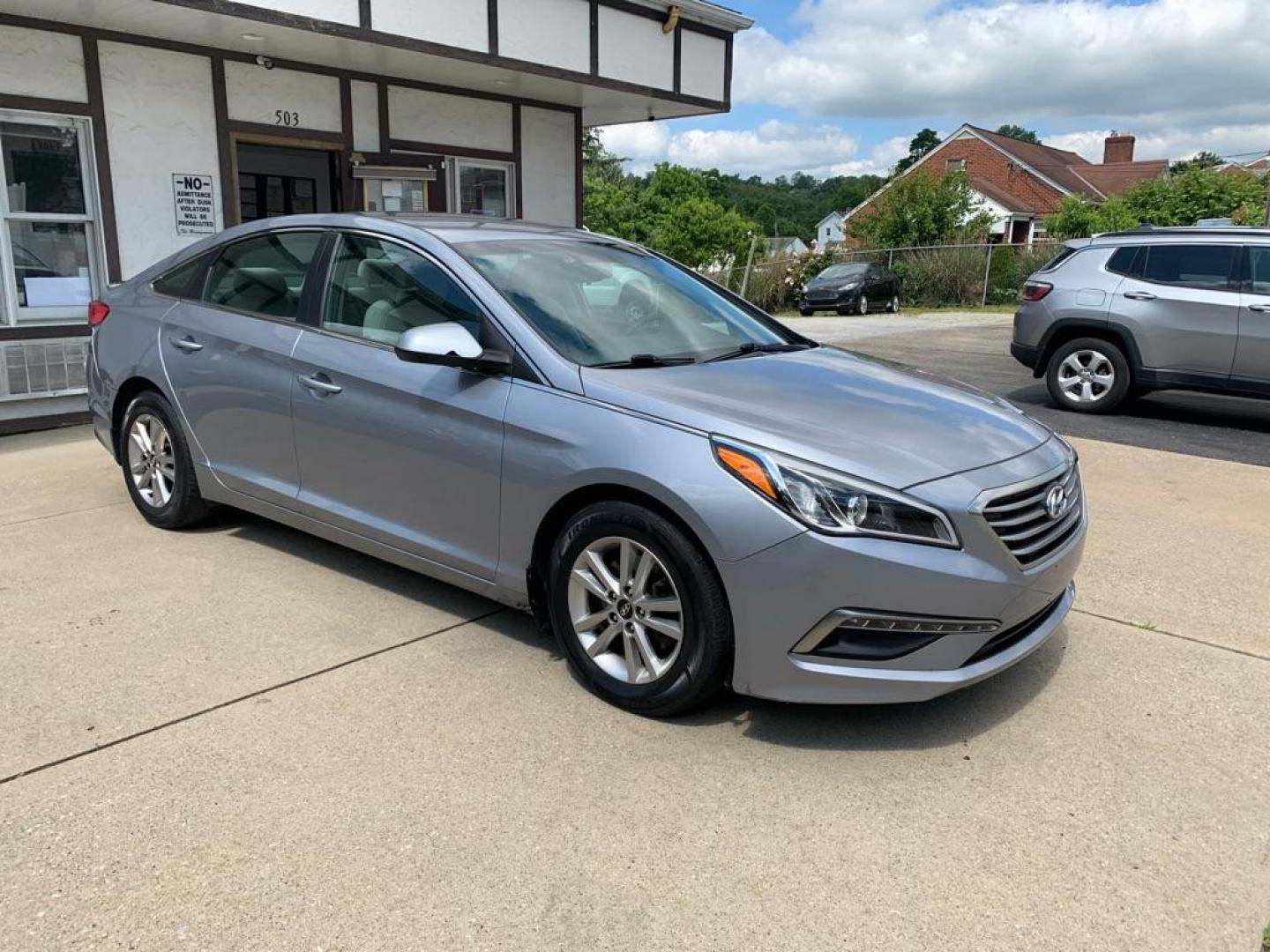 2015 GRAY HYUNDAI SONATA SE (5NPE24AFXFH) with an 2.4L engine, Automatic transmission, located at 503 First Street, Canonsburg, PA, 15317, (724) 745-0566, 40.266006, -80.178413 - Photo#6