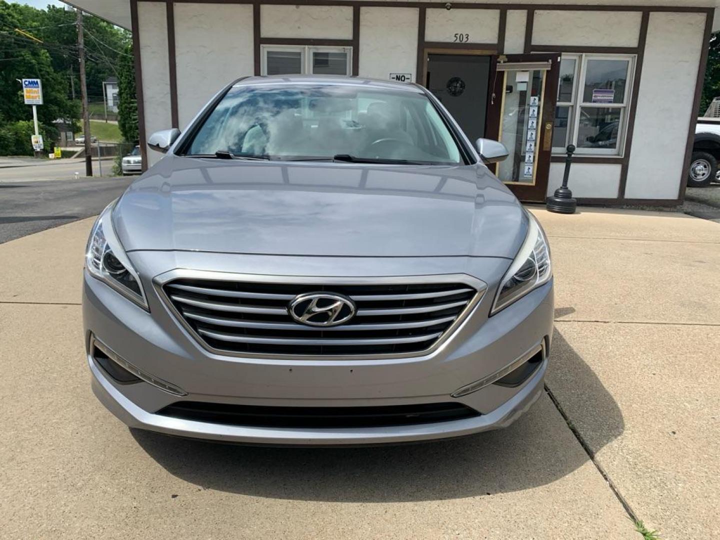 2015 GRAY HYUNDAI SONATA SE (5NPE24AFXFH) with an 2.4L engine, Automatic transmission, located at 503 First Street, Canonsburg, PA, 15317, (724) 745-0566, 40.266006, -80.178413 - Photo#7