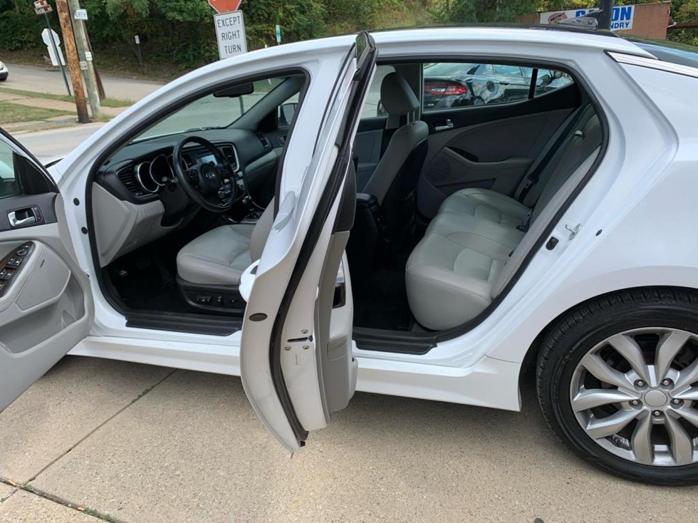 2015 WHITE KIA OPTIMA EX (5XXGN4A75FG) with an 2.4L engine, Automatic transmission, located at 503 First Street, Canonsburg, PA, 15317, (724) 745-0566, 40.266006, -80.178413 - CAR FAX AVAILABLE!, REAR CAMERA, PANORAMIC SUNROOF, INFINITY AUDIO SYSTEM, REMOTE START, AM/FM/CD/MP3/SIRIUSXM W/FREE 3-MO. SUBSCRIPTION, USB AND AUX INPUT, BLUTOOTH WIRELESS TECH, LEATHER SEATS, HEATED AND VENTILATED FRONT SEATS, HEATED STEERING WHEEL, HEATED OUTBOARD REAR SEATS, CRUISE CONTROL, FR - Photo#15