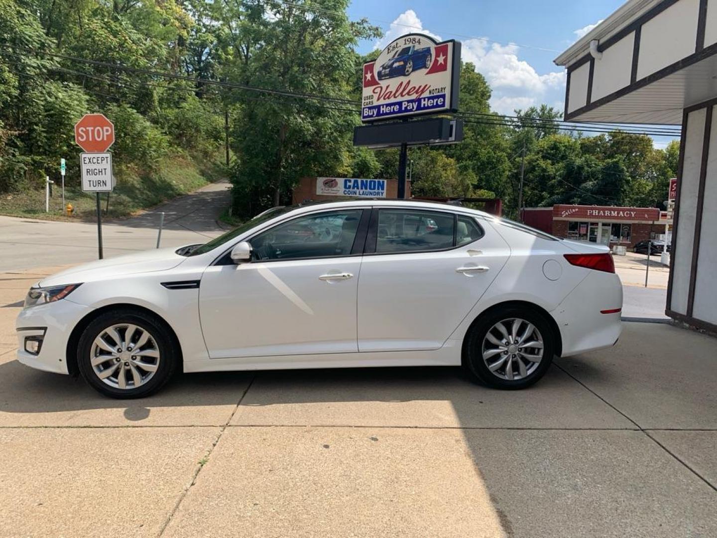 2015 WHITE KIA OPTIMA EX (5XXGN4A75FG) with an 2.4L engine, Automatic transmission, located at 503 First Street, Canonsburg, PA, 15317, (724) 745-0566, 40.266006, -80.178413 - CAR FAX AVAILABLE!, REAR CAMERA, PANORAMIC SUNROOF, INFINITY AUDIO SYSTEM, REMOTE START, AM/FM/CD/MP3/SIRIUSXM W/FREE 3-MO. SUBSCRIPTION, USB AND AUX INPUT, BLUTOOTH WIRELESS TECH, LEATHER SEATS, HEATED AND VENTILATED FRONT SEATS, HEATED STEERING WHEEL, HEATED OUTBOARD REAR SEATS, CRUISE CONTROL, FR - Photo#1