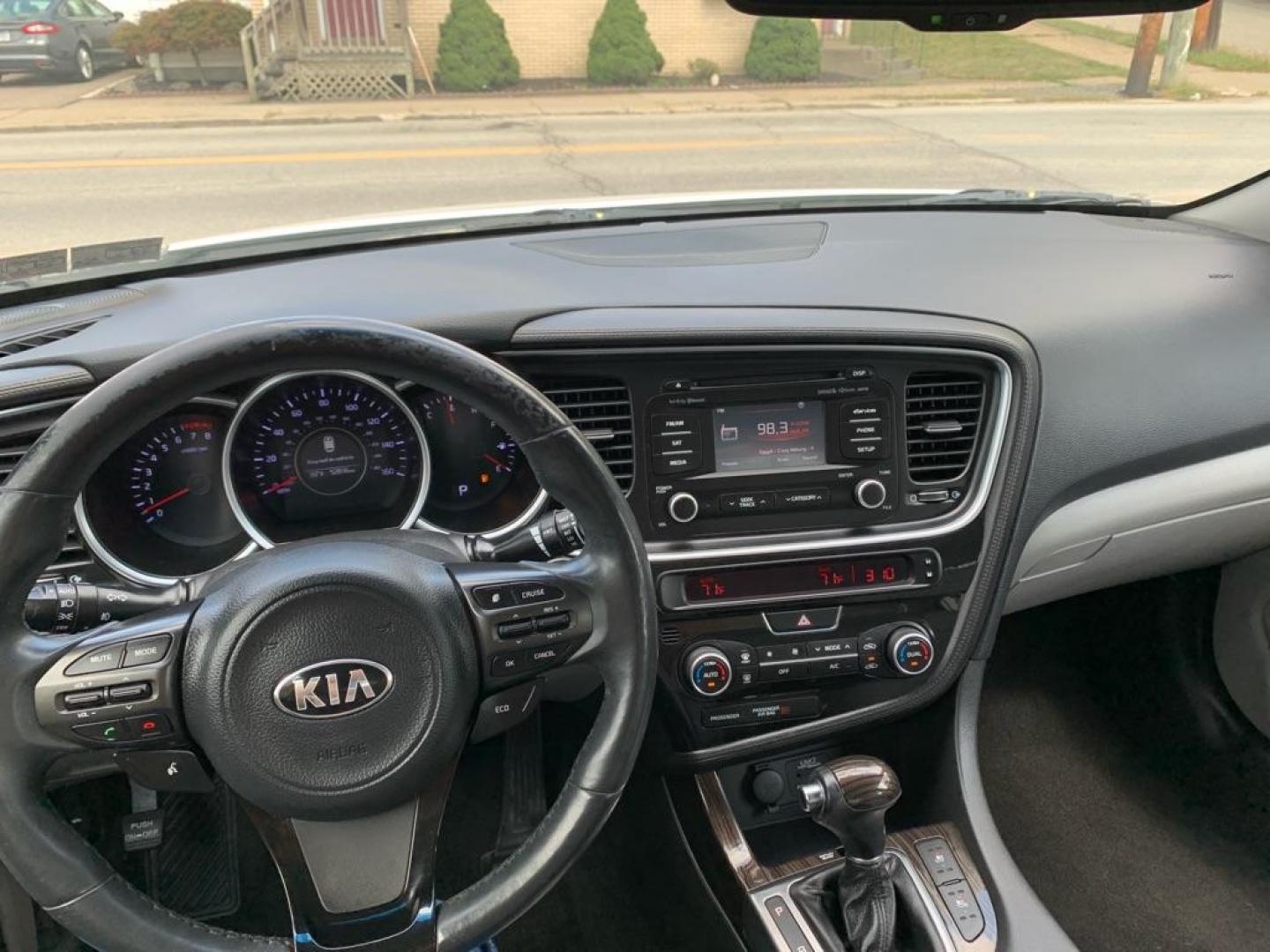 2015 WHITE KIA OPTIMA EX (5XXGN4A75FG) with an 2.4L engine, Automatic transmission, located at 503 First Street, Canonsburg, PA, 15317, (724) 745-0566, 40.266006, -80.178413 - CAR FAX AVAILABLE!, REAR CAMERA, PANORAMIC SUNROOF, INFINITY AUDIO SYSTEM, REMOTE START, AM/FM/CD/MP3/SIRIUSXM W/FREE 3-MO. SUBSCRIPTION, USB AND AUX INPUT, BLUTOOTH WIRELESS TECH, LEATHER SEATS, HEATED AND VENTILATED FRONT SEATS, HEATED STEERING WHEEL, HEATED OUTBOARD REAR SEATS, CRUISE CONTROL, FR - Photo#23