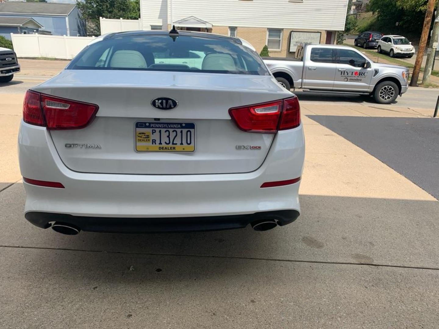 2015 WHITE KIA OPTIMA EX (5XXGN4A75FG) with an 2.4L engine, Automatic transmission, located at 503 First Street, Canonsburg, PA, 15317, (724) 745-0566, 40.266006, -80.178413 - CAR FAX AVAILABLE!, REAR CAMERA, PANORAMIC SUNROOF, INFINITY AUDIO SYSTEM, REMOTE START, AM/FM/CD/MP3/SIRIUSXM W/FREE 3-MO. SUBSCRIPTION, USB AND AUX INPUT, BLUTOOTH WIRELESS TECH, LEATHER SEATS, HEATED AND VENTILATED FRONT SEATS, HEATED STEERING WHEEL, HEATED OUTBOARD REAR SEATS, CRUISE CONTROL, FR - Photo#3