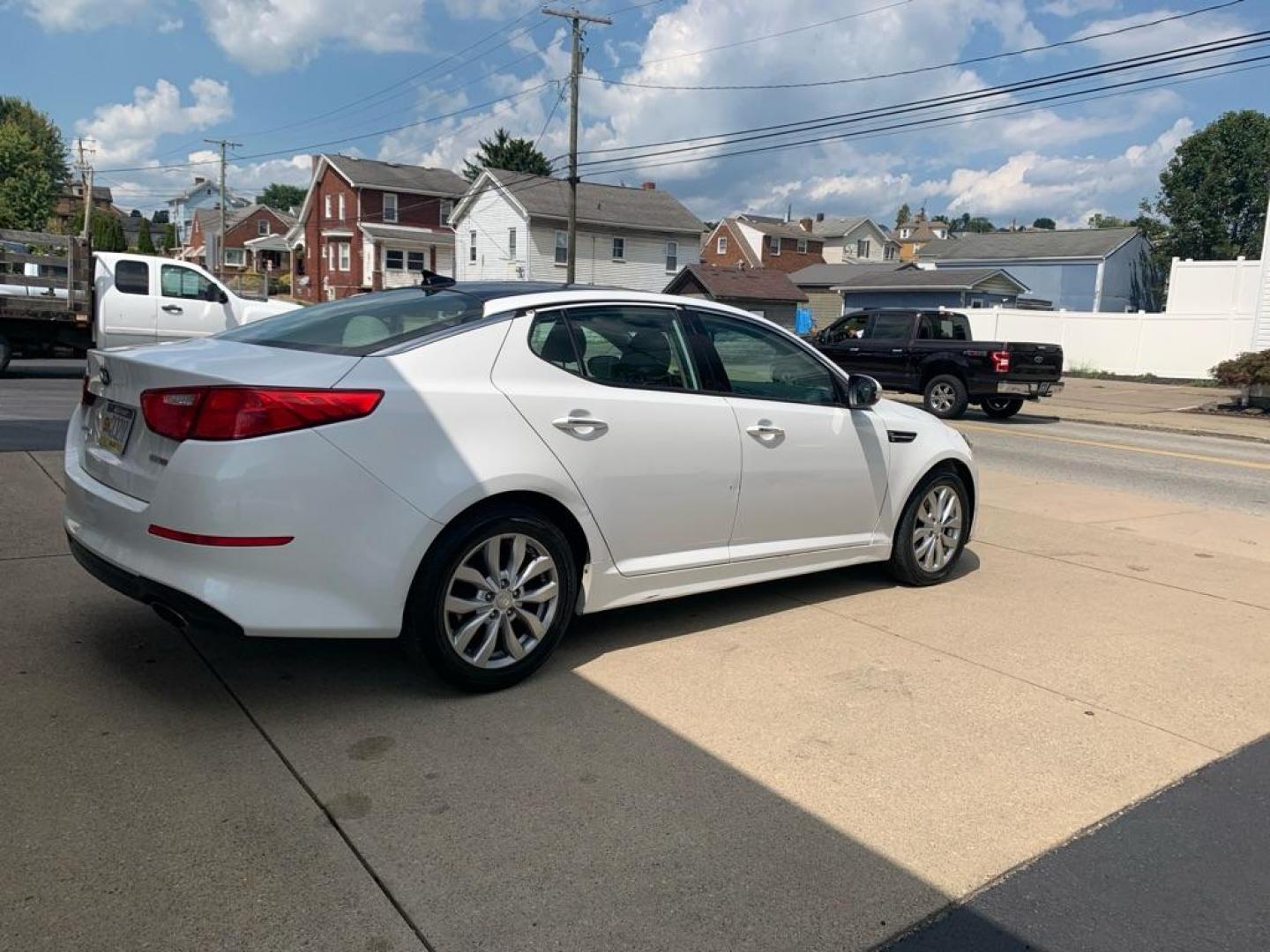 2015 WHITE KIA OPTIMA EX (5XXGN4A75FG) with an 2.4L engine, Automatic transmission, located at 503 First Street, Canonsburg, PA, 15317, (724) 745-0566, 40.266006, -80.178413 - CAR FAX AVAILABLE!, REAR CAMERA, PANORAMIC SUNROOF, INFINITY AUDIO SYSTEM, REMOTE START, AM/FM/CD/MP3/SIRIUSXM W/FREE 3-MO. SUBSCRIPTION, USB AND AUX INPUT, BLUTOOTH WIRELESS TECH, LEATHER SEATS, HEATED AND VENTILATED FRONT SEATS, HEATED STEERING WHEEL, HEATED OUTBOARD REAR SEATS, CRUISE CONTROL, FR - Photo#4