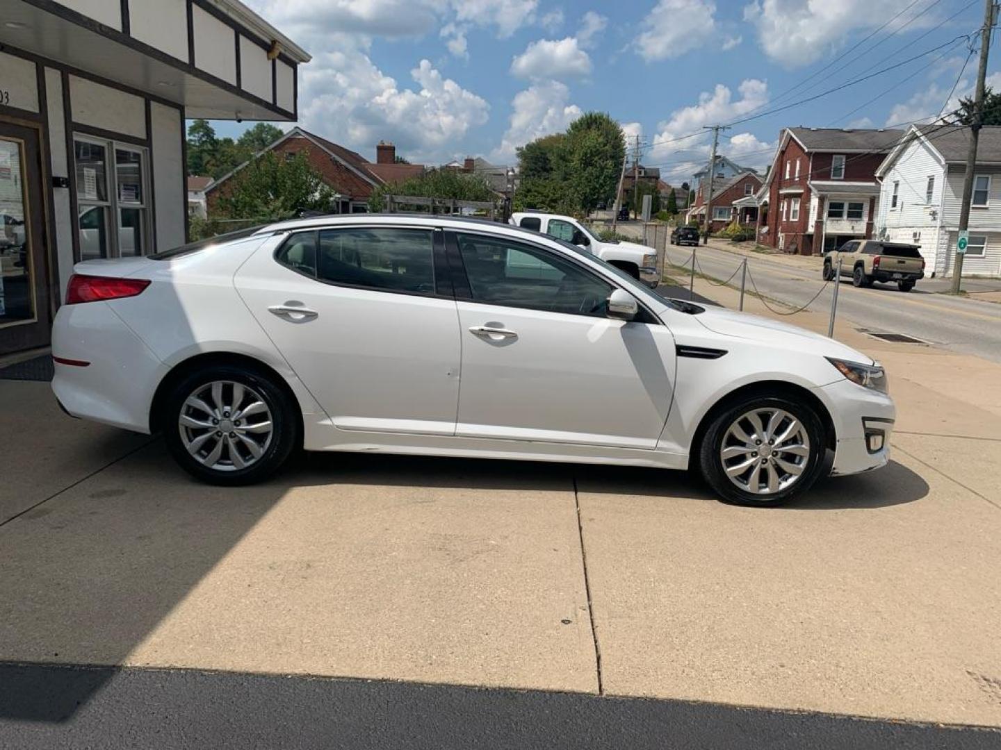 2015 WHITE KIA OPTIMA EX (5XXGN4A75FG) with an 2.4L engine, Automatic transmission, located at 503 First Street, Canonsburg, PA, 15317, (724) 745-0566, 40.266006, -80.178413 - CAR FAX AVAILABLE!, REAR CAMERA, PANORAMIC SUNROOF, INFINITY AUDIO SYSTEM, REMOTE START, AM/FM/CD/MP3/SIRIUSXM W/FREE 3-MO. SUBSCRIPTION, USB AND AUX INPUT, BLUTOOTH WIRELESS TECH, LEATHER SEATS, HEATED AND VENTILATED FRONT SEATS, HEATED STEERING WHEEL, HEATED OUTBOARD REAR SEATS, CRUISE CONTROL, FR - Photo#5