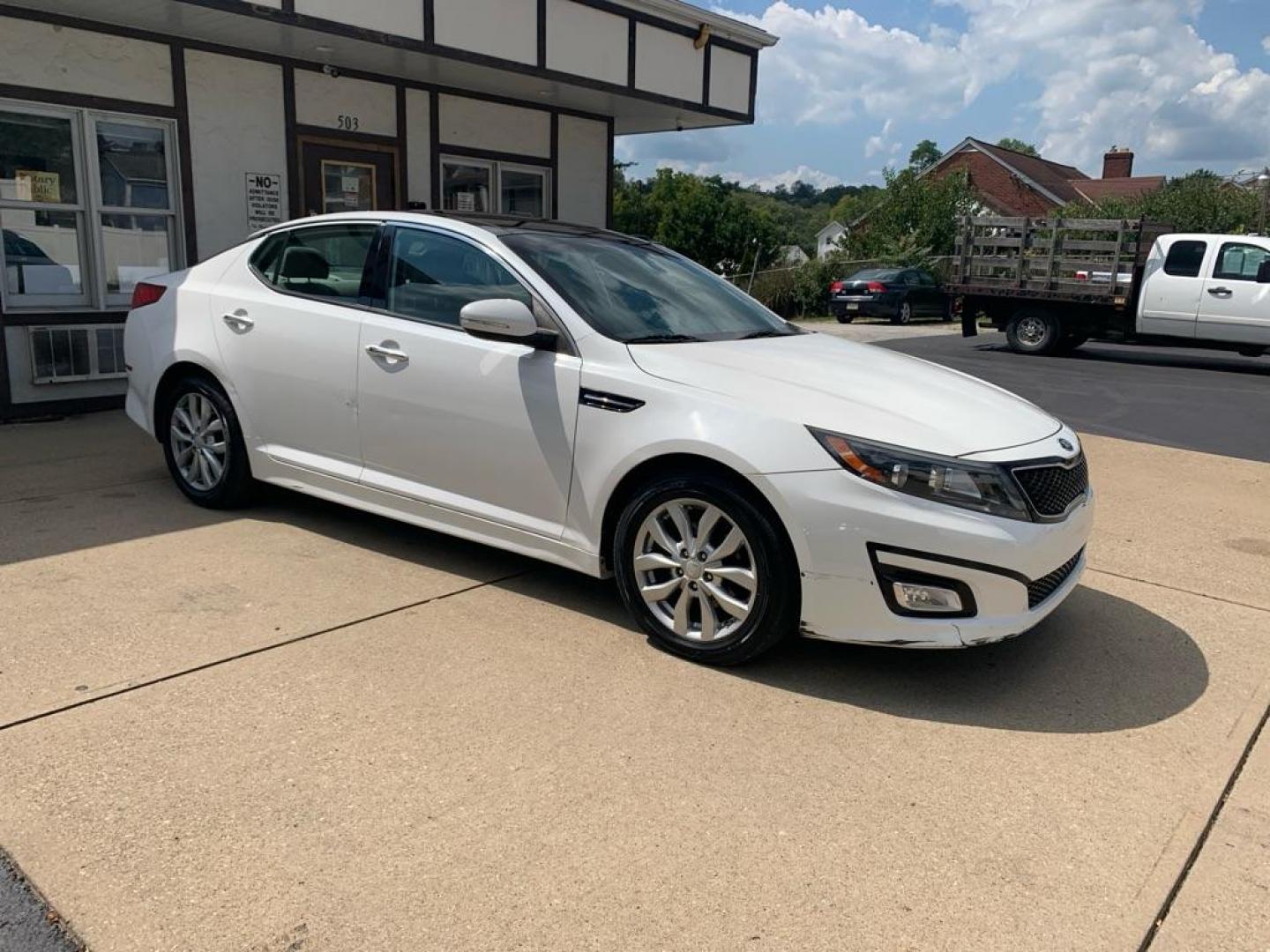 2015 WHITE KIA OPTIMA EX (5XXGN4A75FG) with an 2.4L engine, Automatic transmission, located at 503 First Street, Canonsburg, PA, 15317, (724) 745-0566, 40.266006, -80.178413 - CAR FAX AVAILABLE!, REAR CAMERA, PANORAMIC SUNROOF, INFINITY AUDIO SYSTEM, REMOTE START, AM/FM/CD/MP3/SIRIUSXM W/FREE 3-MO. SUBSCRIPTION, USB AND AUX INPUT, BLUTOOTH WIRELESS TECH, LEATHER SEATS, HEATED AND VENTILATED FRONT SEATS, HEATED STEERING WHEEL, HEATED OUTBOARD REAR SEATS, CRUISE CONTROL, FR - Photo#6