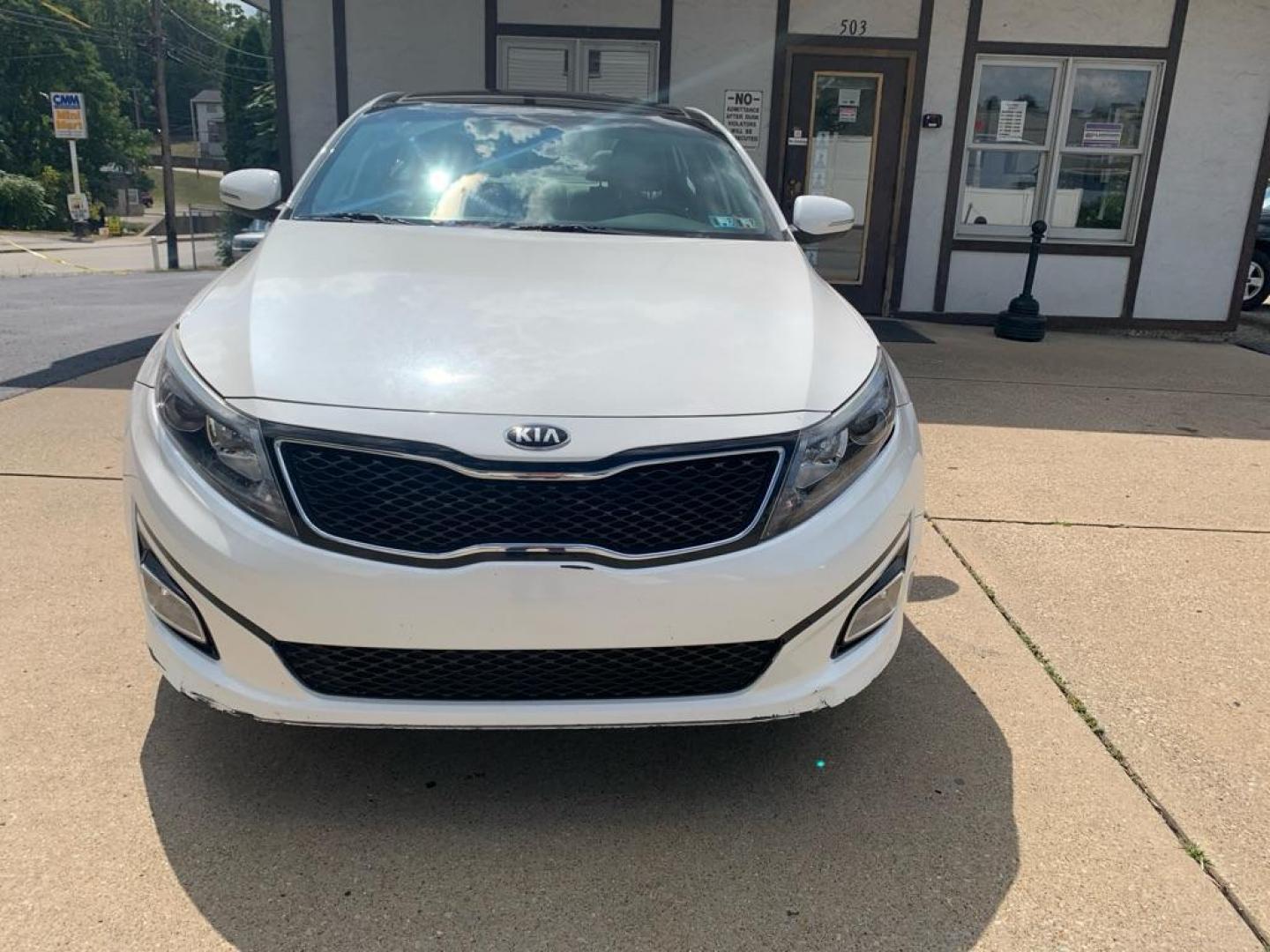 2015 WHITE KIA OPTIMA EX (5XXGN4A75FG) with an 2.4L engine, Automatic transmission, located at 503 First Street, Canonsburg, PA, 15317, (724) 745-0566, 40.266006, -80.178413 - CAR FAX AVAILABLE!, REAR CAMERA, PANORAMIC SUNROOF, INFINITY AUDIO SYSTEM, REMOTE START, AM/FM/CD/MP3/SIRIUSXM W/FREE 3-MO. SUBSCRIPTION, USB AND AUX INPUT, BLUTOOTH WIRELESS TECH, LEATHER SEATS, HEATED AND VENTILATED FRONT SEATS, HEATED STEERING WHEEL, HEATED OUTBOARD REAR SEATS, CRUISE CONTROL, FR - Photo#7