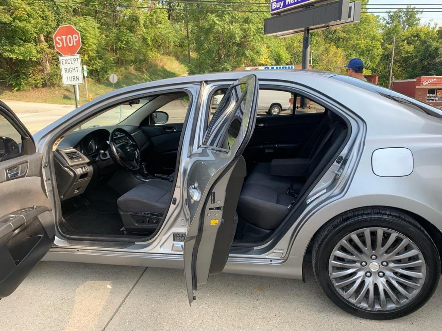 2011 SILVER SUZUKI KIZASHI SE (JS2RF9A38B6) with an 2.4L engine, Continuously Variable transmission, located at 503 First Street, Canonsburg, PA, 15317, (724) 745-0566, 40.266006, -80.178413 - Photo#17