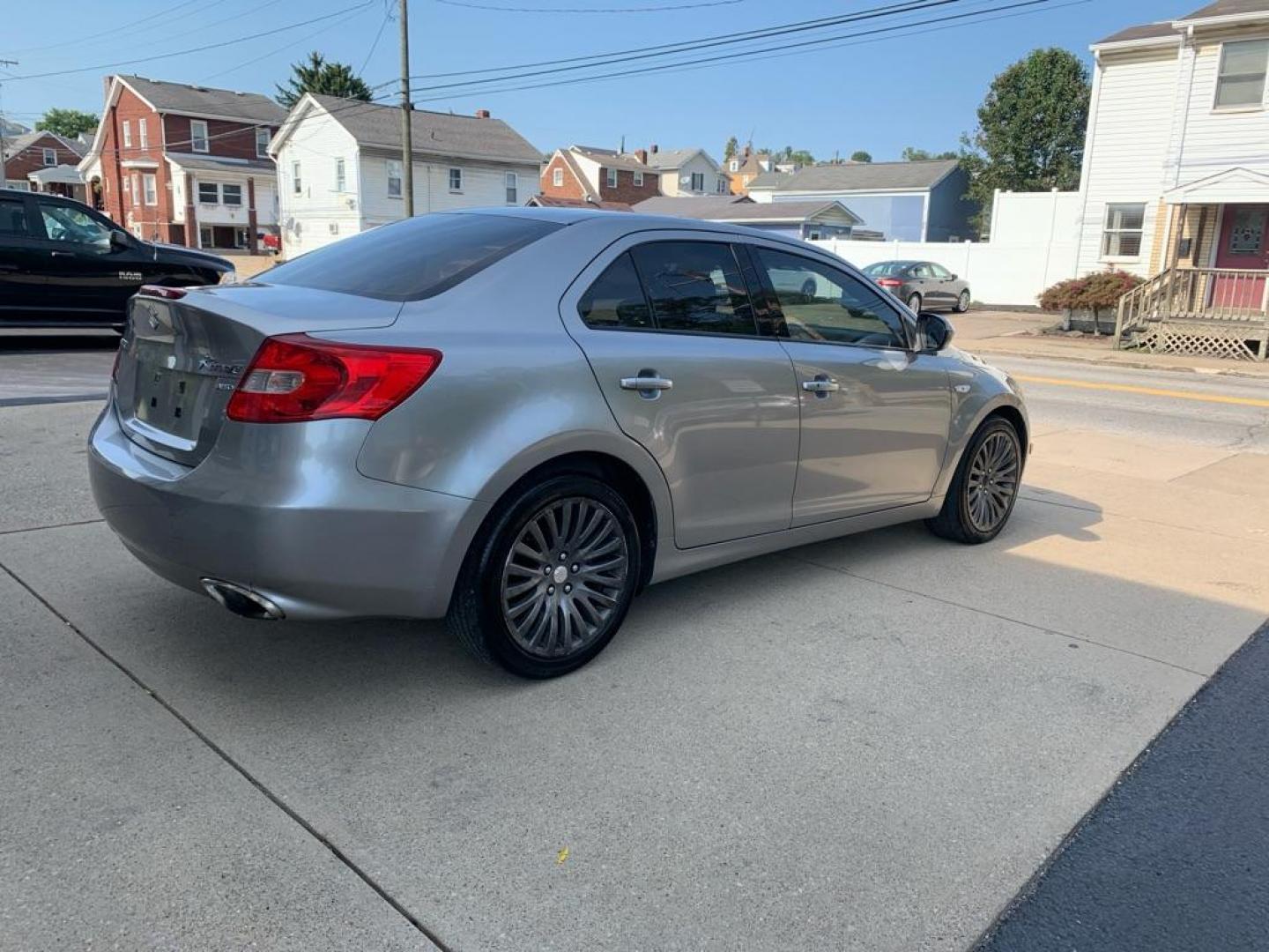 2011 SILVER SUZUKI KIZASHI SE (JS2RF9A38B6) with an 2.4L engine, Continuously Variable transmission, located at 503 First Street, Canonsburg, PA, 15317, (724) 745-0566, 40.266006, -80.178413 - Photo#4