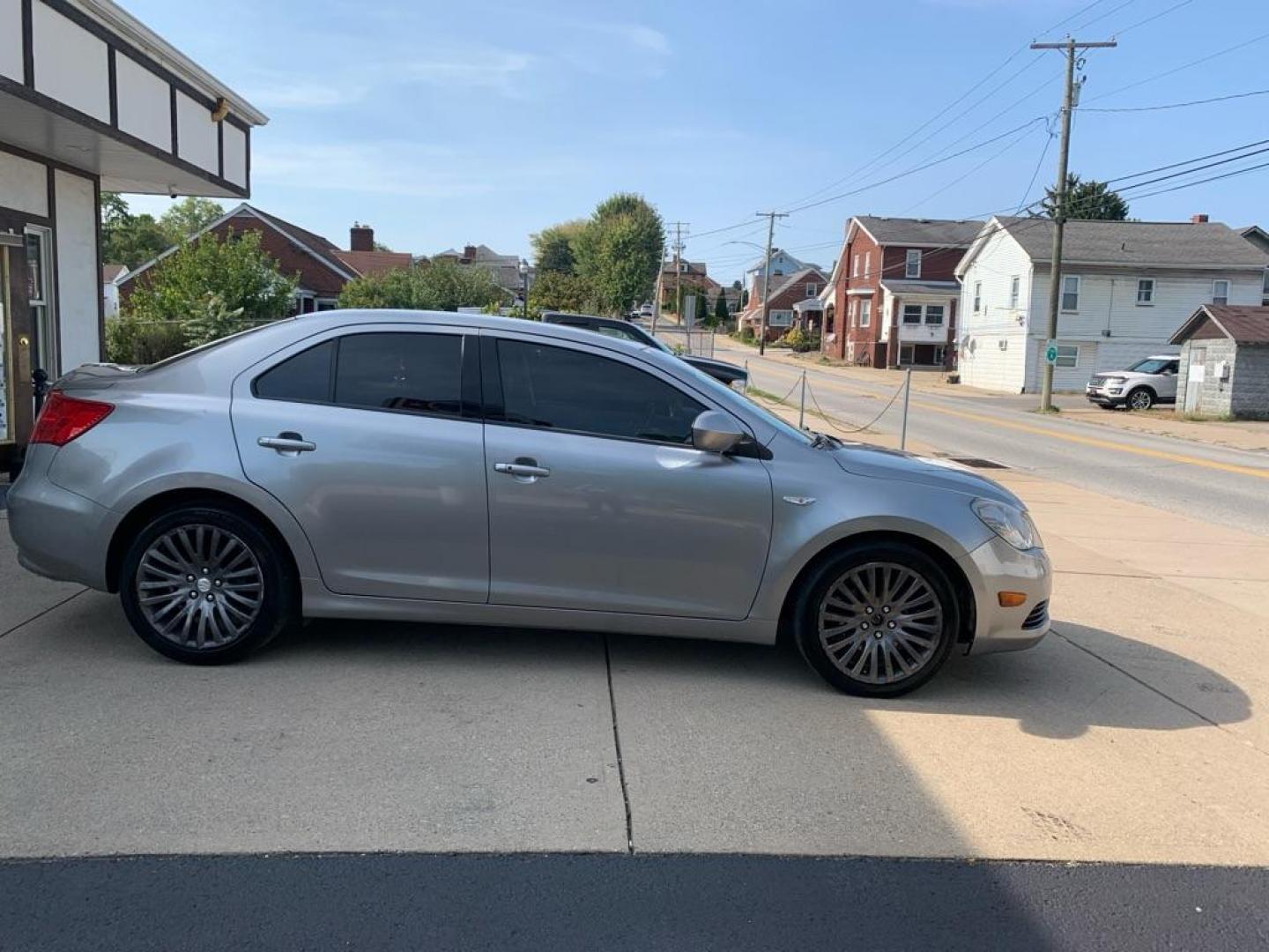 2011 SILVER SUZUKI KIZASHI SE (JS2RF9A38B6) with an 2.4L engine, Continuously Variable transmission, located at 503 First Street, Canonsburg, PA, 15317, (724) 745-0566, 40.266006, -80.178413 - Photo#5