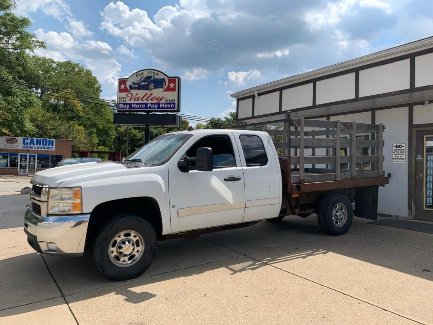 2008 WHITE CHEVROLET SILVERADO 2500 HEAVY DUTY (1GBHC29K98E) with an 6.0L engine, Automatic transmission, located at 503 First Street, Canonsburg, PA, 15317, (724) 745-0566, 40.266006, -80.178413 - THIS VEHICLE IS BEING SOLD UNDER CONSIGNMENT! CAR FAX AVAILABLE! WE FINANCE! FAST AND EASY APPROVALS! CALL US OR APPLY ONLINE: 724-745-0566 OFFICE WWW.USEDCARSCANONSBURGPA.COM AFTER HOURS QUESTIONS? TEXT US! 724-825-1817 - Photo#0