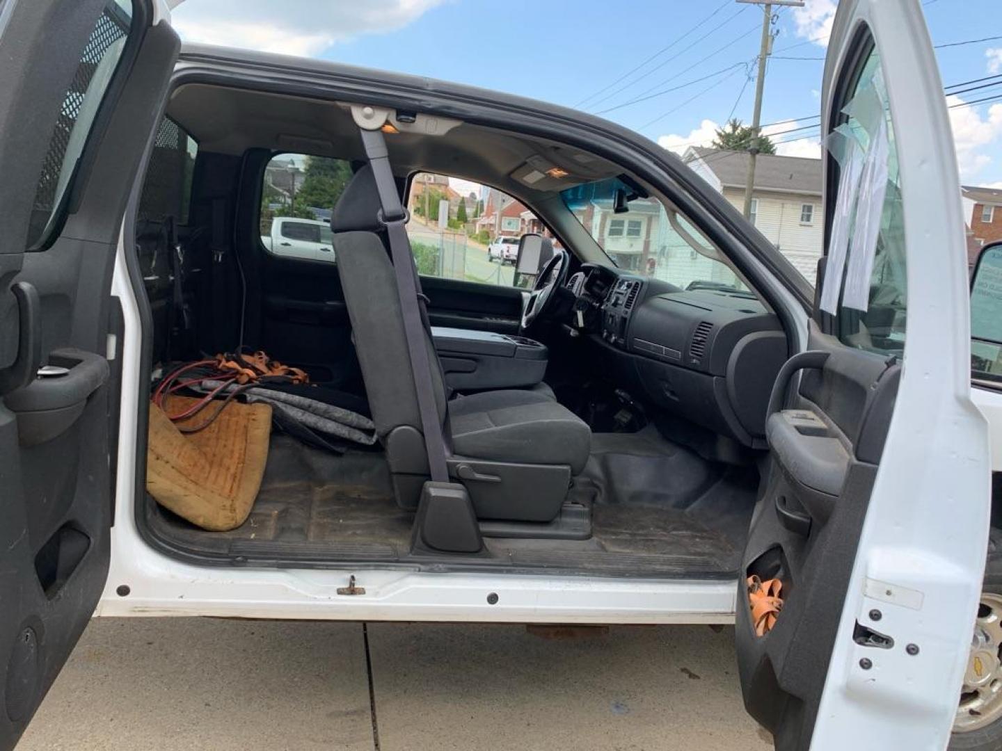 2008 WHITE CHEVROLET SILVERADO 2500 HEAVY DUTY (1GBHC29K98E) with an 6.0L engine, Automatic transmission, located at 503 First Street, Canonsburg, PA, 15317, (724) 745-0566, 40.266006, -80.178413 - THIS VEHICLE IS BEING SOLD UNDER CONSIGNMENT! CAR FAX AVAILABLE! WE FINANCE! FAST AND EASY APPROVALS! CALL US OR APPLY ONLINE: 724-745-0566 OFFICE WWW.USEDCARSCANONSBURGPA.COM AFTER HOURS QUESTIONS? TEXT US! 724-825-1817 - Photo#17