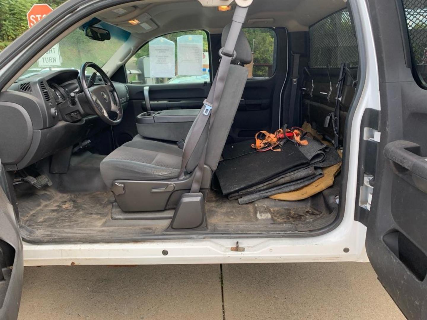 2008 WHITE CHEVROLET SILVERADO 2500 HEAVY DUTY (1GBHC29K98E) with an 6.0L engine, Automatic transmission, located at 503 First Street, Canonsburg, PA, 15317, (724) 745-0566, 40.266006, -80.178413 - THIS VEHICLE IS BEING SOLD UNDER CONSIGNMENT! CAR FAX AVAILABLE! WE FINANCE! FAST AND EASY APPROVALS! CALL US OR APPLY ONLINE: 724-745-0566 OFFICE WWW.USEDCARSCANONSBURGPA.COM AFTER HOURS QUESTIONS? TEXT US! 724-825-1817 - Photo#18