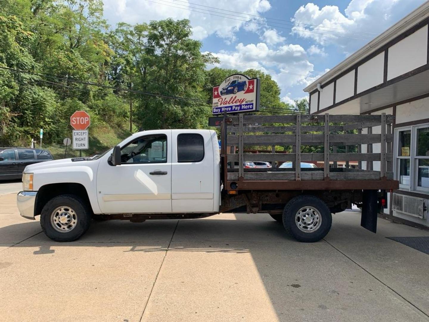 2008 WHITE CHEVROLET SILVERADO 2500 HEAVY DUTY (1GBHC29K98E) with an 6.0L engine, Automatic transmission, located at 503 First Street, Canonsburg, PA, 15317, (724) 745-0566, 40.266006, -80.178413 - THIS VEHICLE IS BEING SOLD UNDER CONSIGNMENT! CAR FAX AVAILABLE! WE FINANCE! FAST AND EASY APPROVALS! CALL US OR APPLY ONLINE: 724-745-0566 OFFICE WWW.USEDCARSCANONSBURGPA.COM AFTER HOURS QUESTIONS? TEXT US! 724-825-1817 - Photo#1