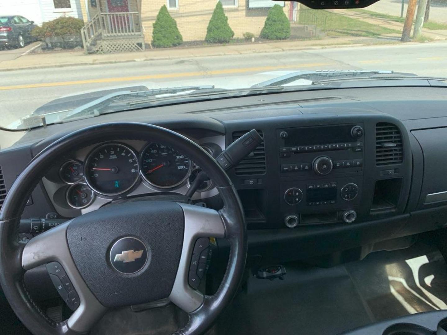 2008 WHITE CHEVROLET SILVERADO 2500 HEAVY DUTY (1GBHC29K98E) with an 6.0L engine, Automatic transmission, located at 503 First Street, Canonsburg, PA, 15317, (724) 745-0566, 40.266006, -80.178413 - THIS VEHICLE IS BEING SOLD UNDER CONSIGNMENT! CAR FAX AVAILABLE! WE FINANCE! FAST AND EASY APPROVALS! CALL US OR APPLY ONLINE: 724-745-0566 OFFICE WWW.USEDCARSCANONSBURGPA.COM AFTER HOURS QUESTIONS? TEXT US! 724-825-1817 - Photo#21