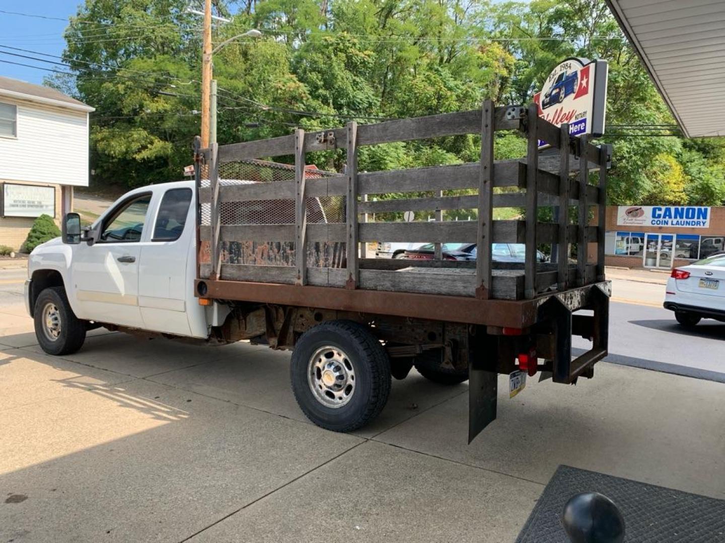 2008 WHITE CHEVROLET SILVERADO 2500 HEAVY DUTY (1GBHC29K98E) with an 6.0L engine, Automatic transmission, located at 503 First Street, Canonsburg, PA, 15317, (724) 745-0566, 40.266006, -80.178413 - THIS VEHICLE IS BEING SOLD UNDER CONSIGNMENT! CAR FAX AVAILABLE! WE FINANCE! FAST AND EASY APPROVALS! CALL US OR APPLY ONLINE: 724-745-0566 OFFICE WWW.USEDCARSCANONSBURGPA.COM AFTER HOURS QUESTIONS? TEXT US! 724-825-1817 - Photo#2