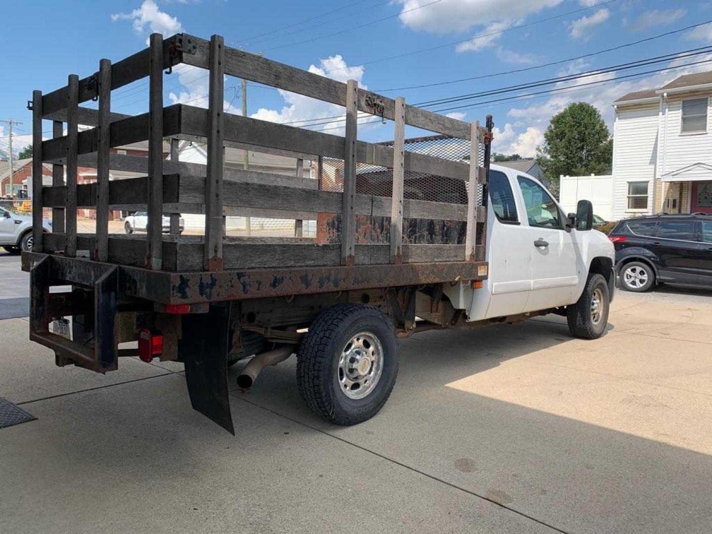 2008 WHITE CHEVROLET SILVERADO 2500 HEAVY DUTY (1GBHC29K98E) with an 6.0L engine, Automatic transmission, located at 503 First Street, Canonsburg, PA, 15317, (724) 745-0566, 40.266006, -80.178413 - THIS VEHICLE IS BEING SOLD UNDER CONSIGNMENT! CAR FAX AVAILABLE! WE FINANCE! FAST AND EASY APPROVALS! CALL US OR APPLY ONLINE: 724-745-0566 OFFICE WWW.USEDCARSCANONSBURGPA.COM AFTER HOURS QUESTIONS? TEXT US! 724-825-1817 - Photo#5