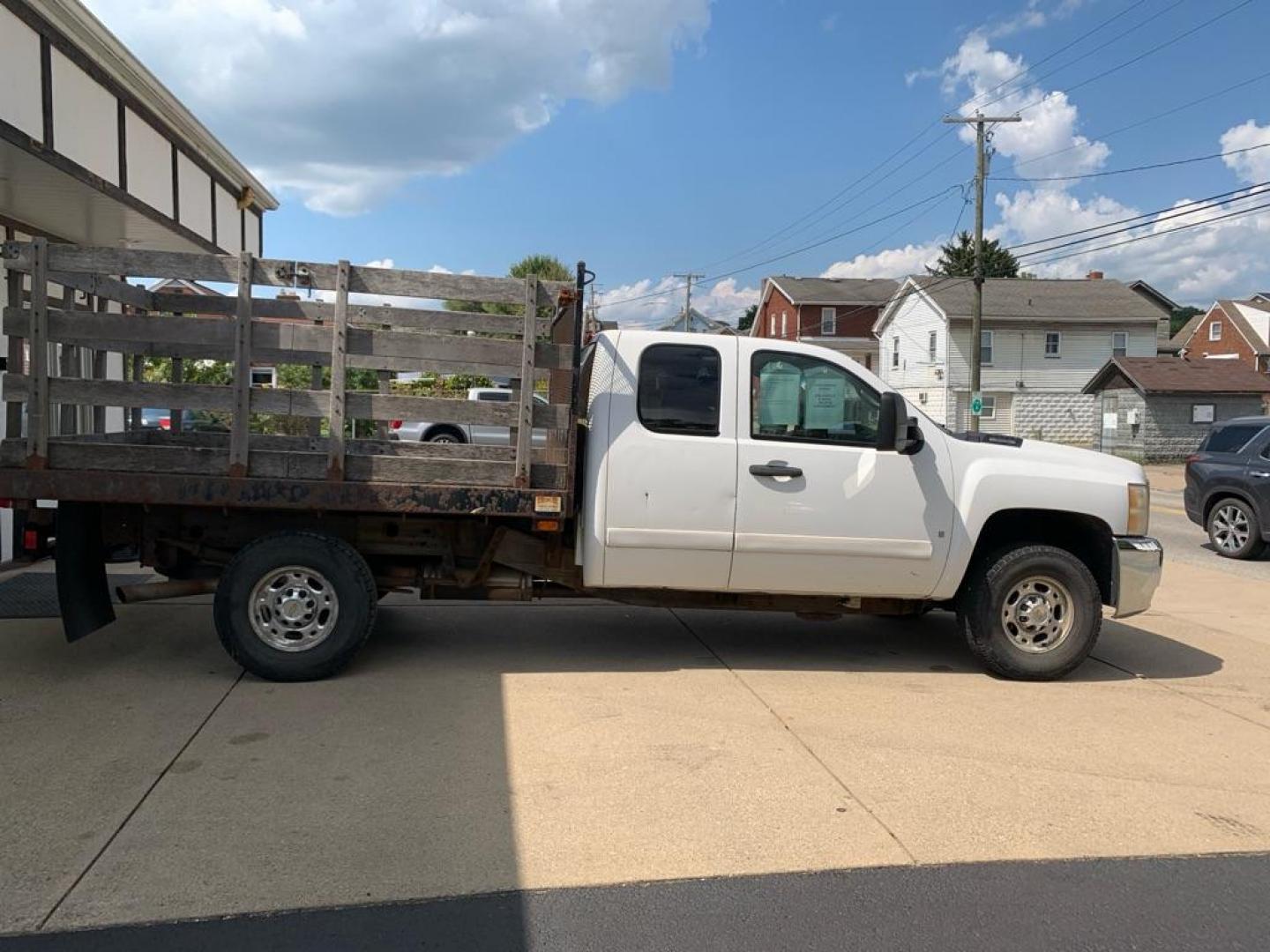 2008 WHITE CHEVROLET SILVERADO 2500 HEAVY DUTY (1GBHC29K98E) with an 6.0L engine, Automatic transmission, located at 503 First Street, Canonsburg, PA, 15317, (724) 745-0566, 40.266006, -80.178413 - THIS VEHICLE IS BEING SOLD UNDER CONSIGNMENT! CAR FAX AVAILABLE! WE FINANCE! FAST AND EASY APPROVALS! CALL US OR APPLY ONLINE: 724-745-0566 OFFICE WWW.USEDCARSCANONSBURGPA.COM AFTER HOURS QUESTIONS? TEXT US! 724-825-1817 - Photo#6