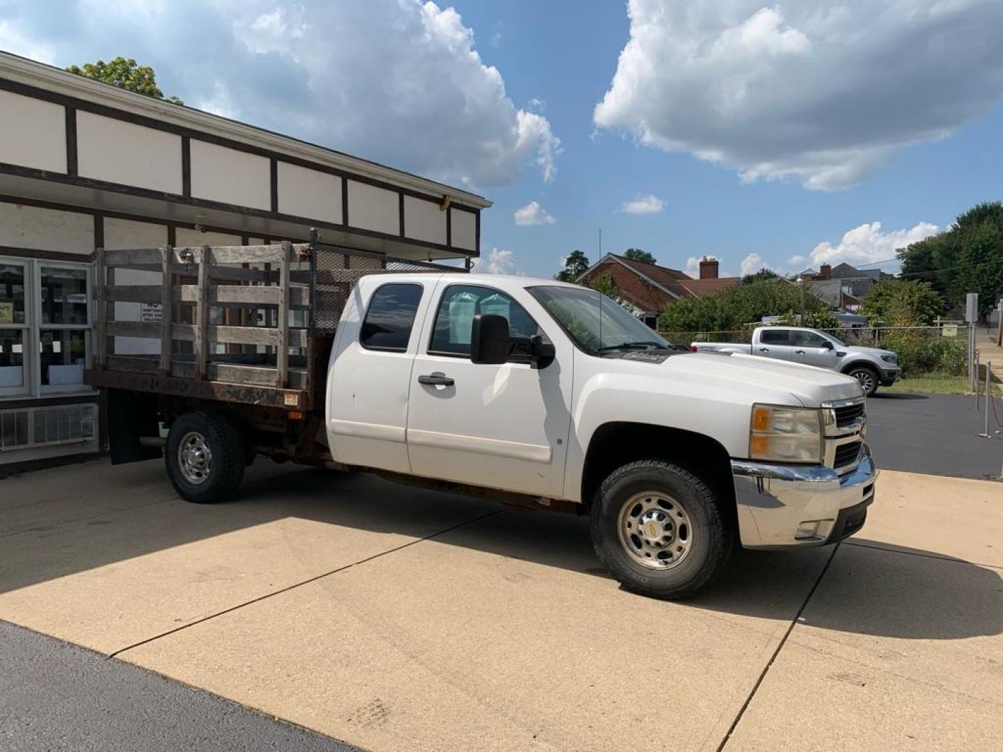 2008 WHITE CHEVROLET SILVERADO 2500 HEAVY DUTY (1GBHC29K98E) with an 6.0L engine, Automatic transmission, located at 503 First Street, Canonsburg, PA, 15317, (724) 745-0566, 40.266006, -80.178413 - THIS VEHICLE IS BEING SOLD UNDER CONSIGNMENT! CAR FAX AVAILABLE! WE FINANCE! FAST AND EASY APPROVALS! CALL US OR APPLY ONLINE: 724-745-0566 OFFICE WWW.USEDCARSCANONSBURGPA.COM AFTER HOURS QUESTIONS? TEXT US! 724-825-1817 - Photo#7