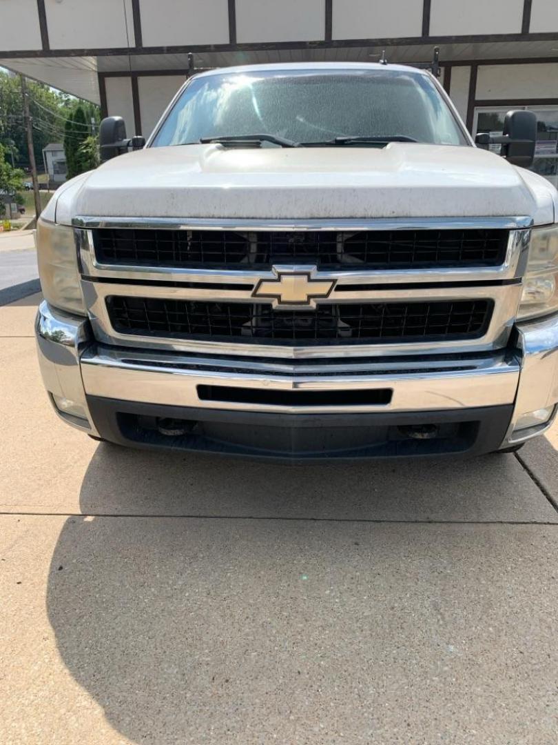 2008 WHITE CHEVROLET SILVERADO 2500 HEAVY DUTY (1GBHC29K98E) with an 6.0L engine, Automatic transmission, located at 503 First Street, Canonsburg, PA, 15317, (724) 745-0566, 40.266006, -80.178413 - THIS VEHICLE IS BEING SOLD UNDER CONSIGNMENT! CAR FAX AVAILABLE! WE FINANCE! FAST AND EASY APPROVALS! CALL US OR APPLY ONLINE: 724-745-0566 OFFICE WWW.USEDCARSCANONSBURGPA.COM AFTER HOURS QUESTIONS? TEXT US! 724-825-1817 - Photo#8