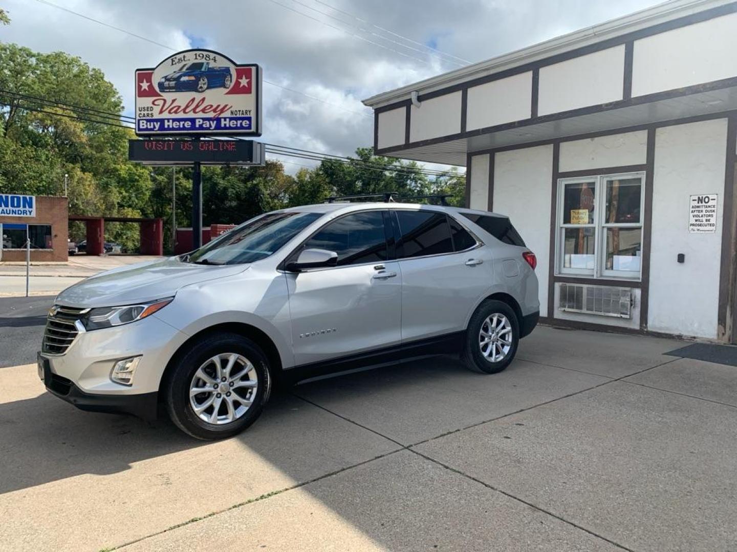 2018 SILVER CHEVROLET EQUINOX LT (2GNAXJEV4J6) with an 1.5L engine, Automatic transmission, located at 503 First Street, Canonsburg, PA, 15317, (724) 745-0566, 40.266006, -80.178413 - CAR FAX AVAILABLE! BACK UP CAMERA, POWER DRIVER'S SEAT, CRUISE CONTROL, AM/FM/XM/USB/AUX, HANDS FREE PHONE ON STEERING WHEEL W/ VOICE RECOGNITION, ON STAR, PASSLOCK, POWER DOORS, POWER WINDOWS, POWER MIRRORS WE FINANCE! FAST AND EASY APPROVALS! CALL US OR APPLY ONLINE: 724-745-0566 OFFICE WWW.U - Photo#0