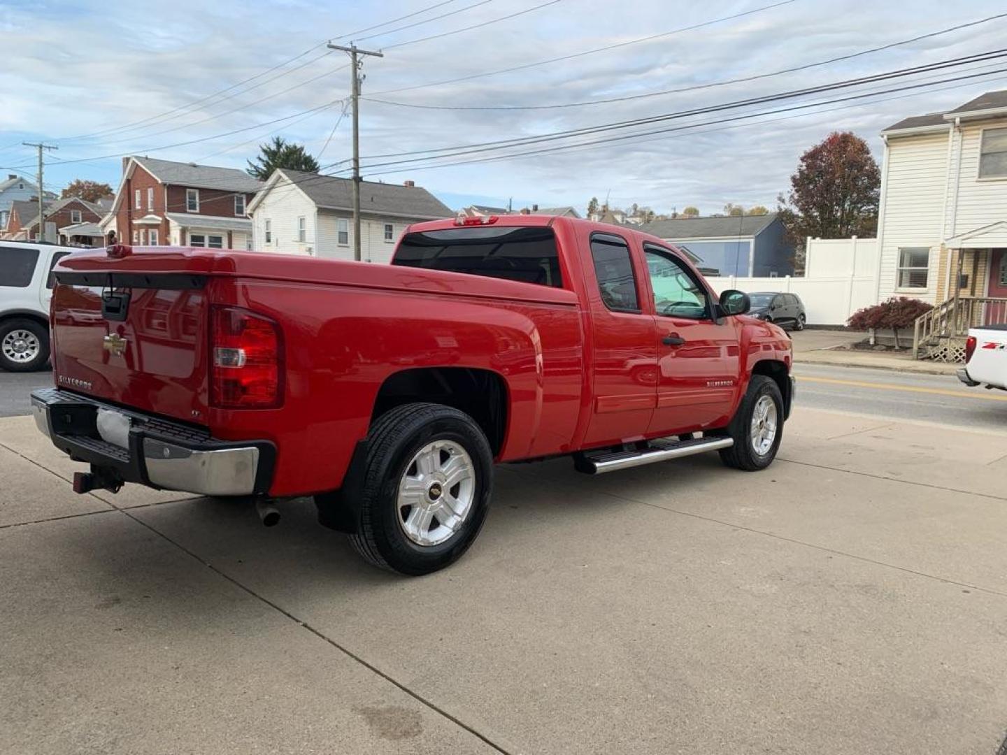 2013 RED CHEVROLET SILVERADO 1500 LT (1GCRKSE79DZ) with an 5.3L engine, Automatic transmission, located at 503 First Street, Canonsburg, PA, 15317, (724) 745-0566, 40.266006, -80.178413 - Photo#4