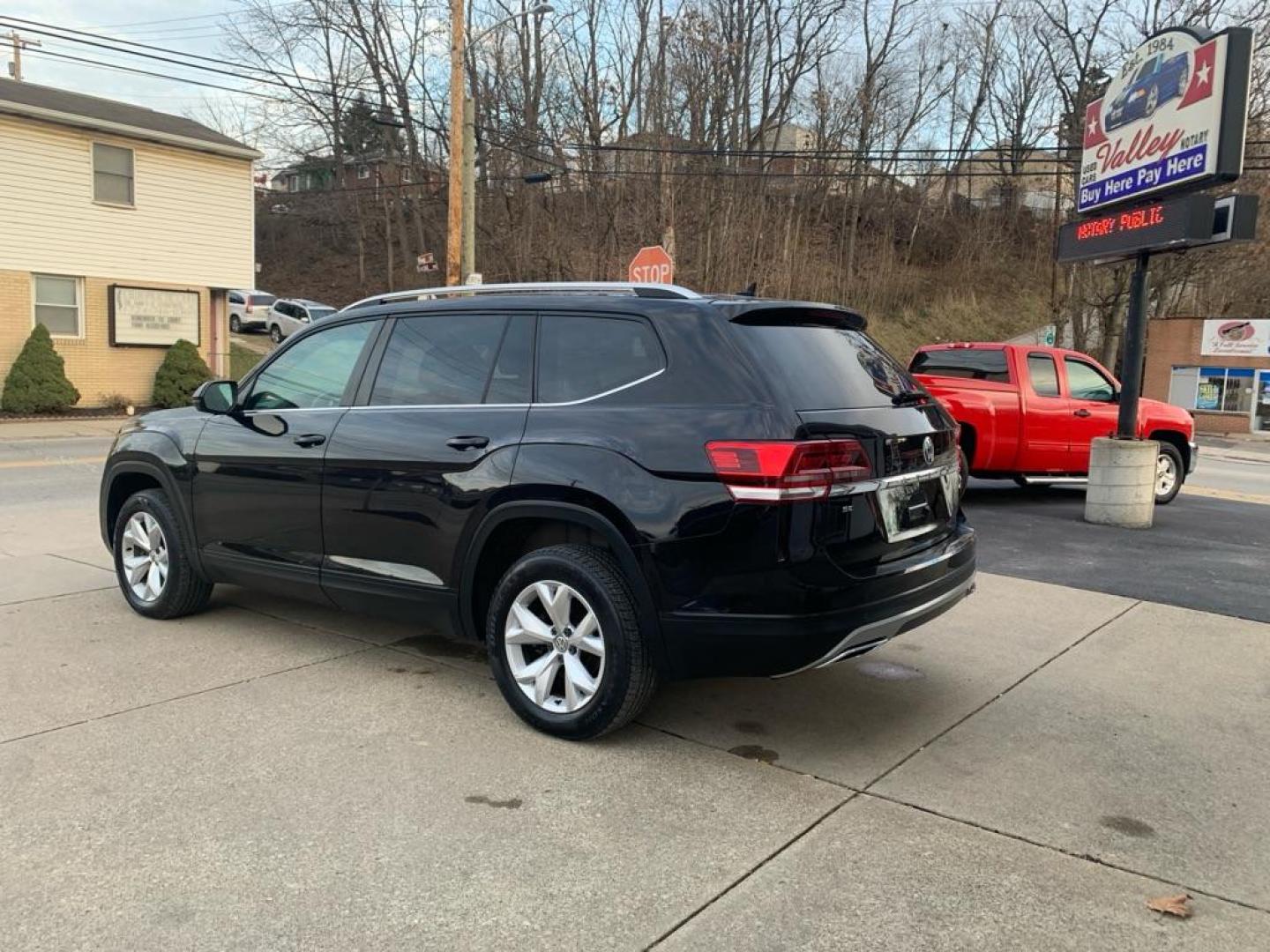 2018 BLACK VOLKSWAGEN ATLAS SE (1V2KR2CA1JC) with an 3.6L engine, Automatic transmission, located at 503 First Street, Canonsburg, PA, 15317, (724) 745-0566, 40.266006, -80.178413 - 6 Cylinder Gas, Automatic Transmission, Hard Top, Air Conditioning, AMFM Radio, Anti Lock Brakes, Drive Train - All Wheel, 7 Passenger, Leatherette, Power Driver Seat, Seat Type - Bucket, Heated Seats - Driver and Passenger, Air Bag - Single, Air Bag - Dual, Power Steering, Power Locks, Power W - Photo#2