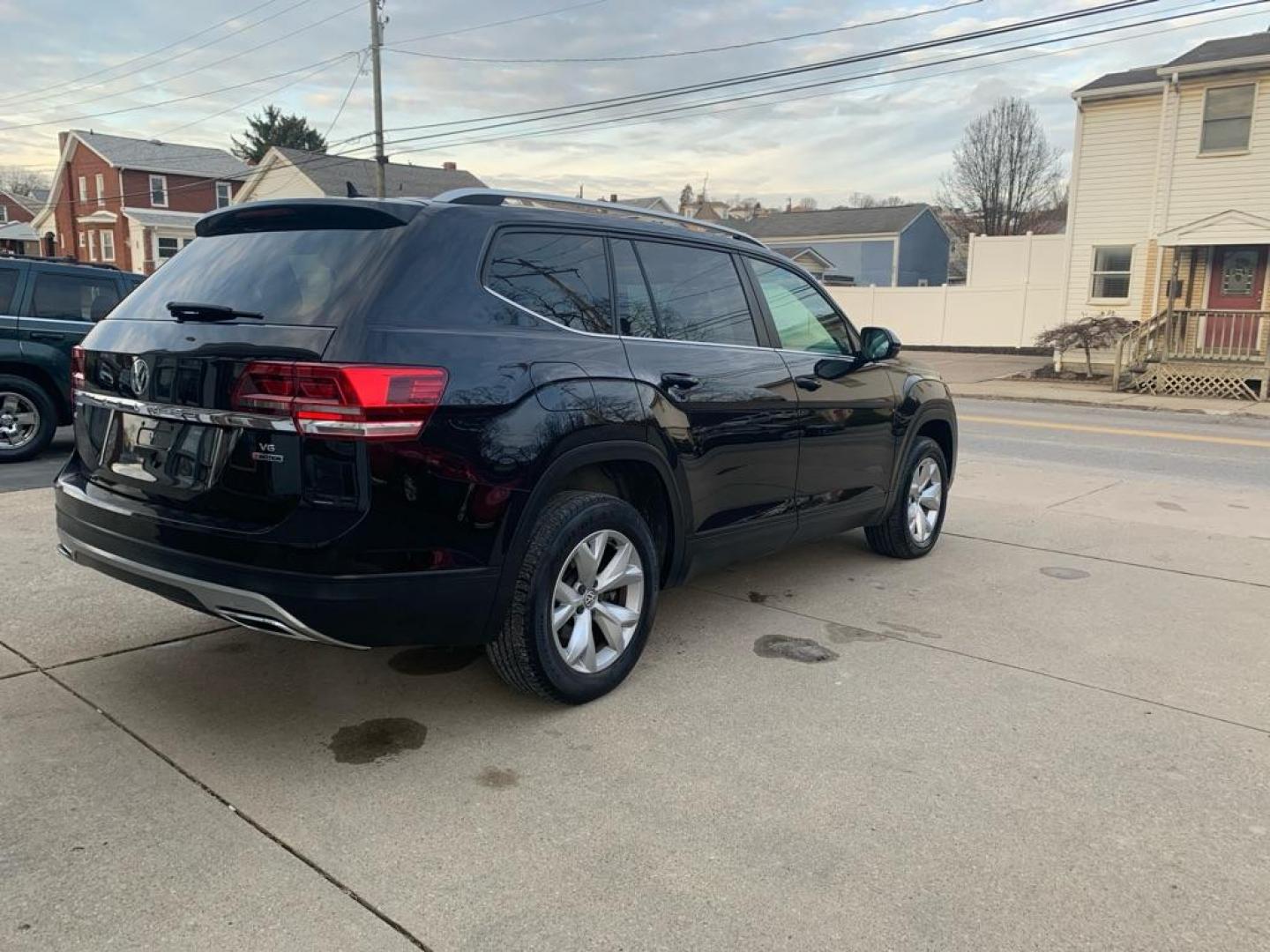 2018 BLACK VOLKSWAGEN ATLAS SE (1V2KR2CA1JC) with an 3.6L engine, Automatic transmission, located at 503 First Street, Canonsburg, PA, 15317, (724) 745-0566, 40.266006, -80.178413 - 6 Cylinder Gas, Automatic Transmission, Hard Top, Air Conditioning, AMFM Radio, Anti Lock Brakes, Drive Train - All Wheel, 7 Passenger, Leatherette, Power Driver Seat, Seat Type - Bucket, Heated Seats - Driver and Passenger, Air Bag - Single, Air Bag - Dual, Power Steering, Power Locks, Power W - Photo#3