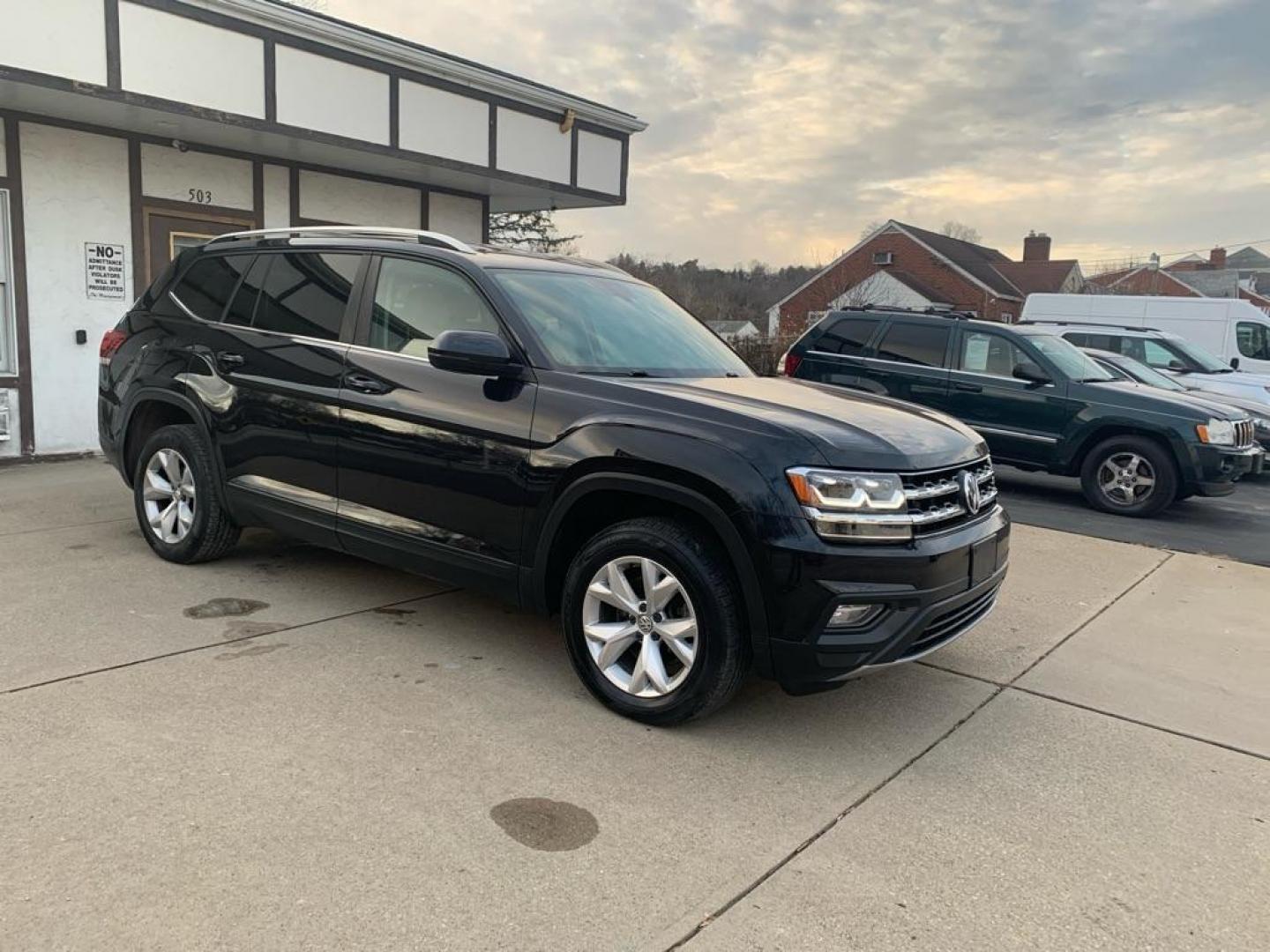 2018 BLACK VOLKSWAGEN ATLAS SE (1V2KR2CA1JC) with an 3.6L engine, Automatic transmission, located at 503 First Street, Canonsburg, PA, 15317, (724) 745-0566, 40.266006, -80.178413 - 6 Cylinder Gas, Automatic Transmission, Hard Top, Air Conditioning, AMFM Radio, Anti Lock Brakes, Drive Train - All Wheel, 7 Passenger, Leatherette, Power Driver Seat, Seat Type - Bucket, Heated Seats - Driver and Passenger, Air Bag - Single, Air Bag - Dual, Power Steering, Power Locks, Power W - Photo#4