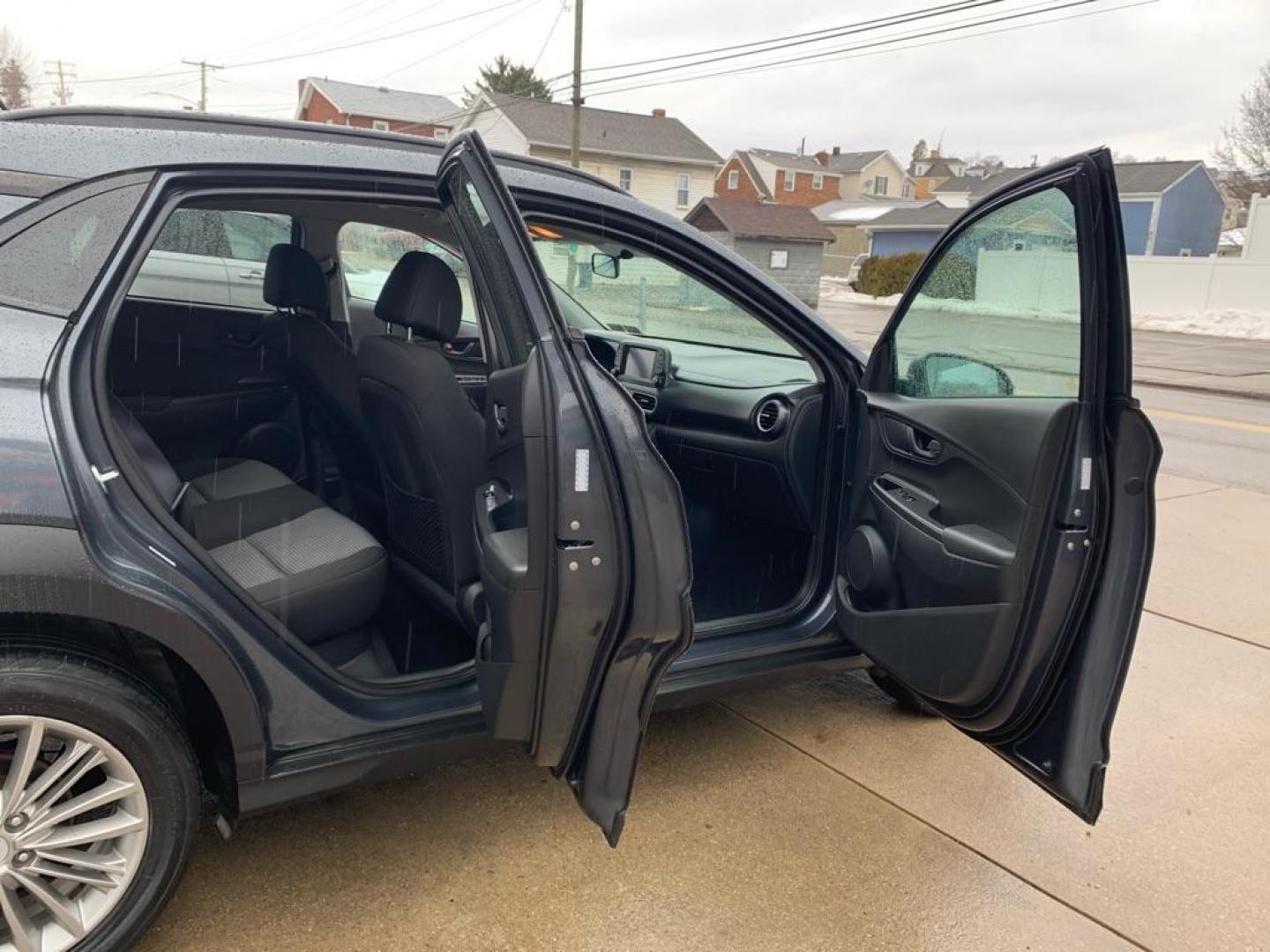 2018 GRAY HYUNDAI KONA SEL (KM8K22AA0JU) with an 2.0L engine, Automatic transmission, located at 503 First Street, Canonsburg, PA, 15317, (724) 745-0566, 40.266006, -80.178413 - Photo#9