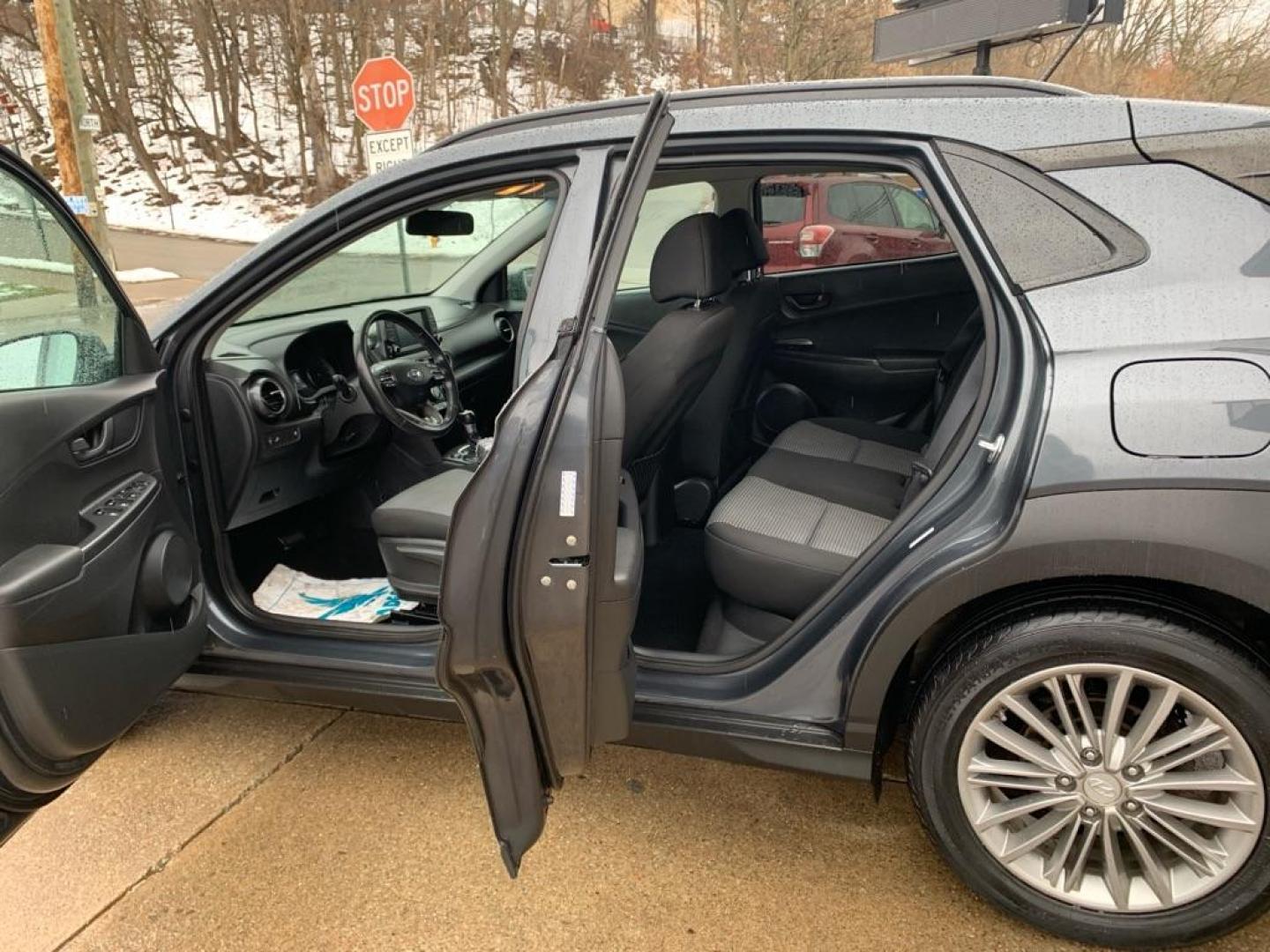 2018 GRAY HYUNDAI KONA SEL (KM8K22AA0JU) with an 2.0L engine, Automatic transmission, located at 503 First Street, Canonsburg, PA, 15317, (724) 745-0566, 40.266006, -80.178413 - Photo#10