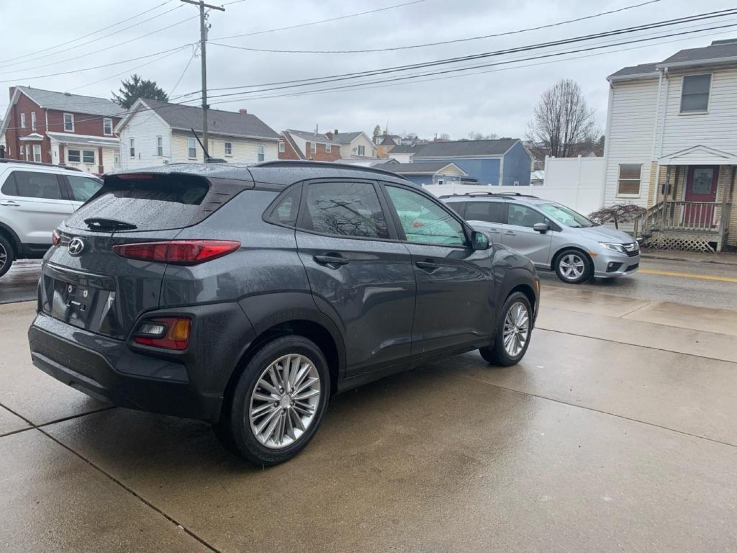 2018 GRAY HYUNDAI KONA SEL (KM8K22AA0JU) with an 2.0L engine, Automatic transmission, located at 503 First Street, Canonsburg, PA, 15317, (724) 745-0566, 40.266006, -80.178413 - Photo#2